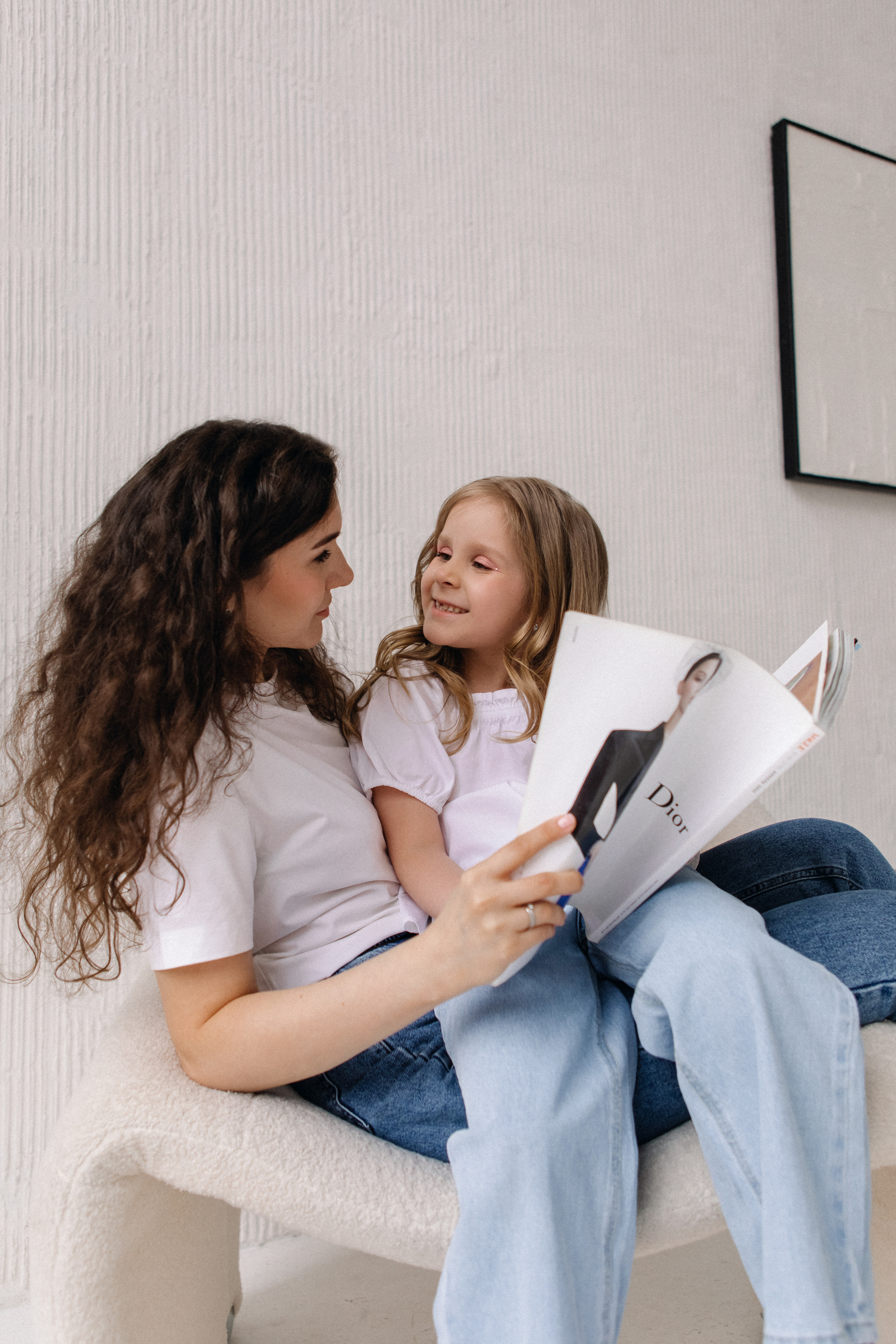 Мама читает книгу дочке