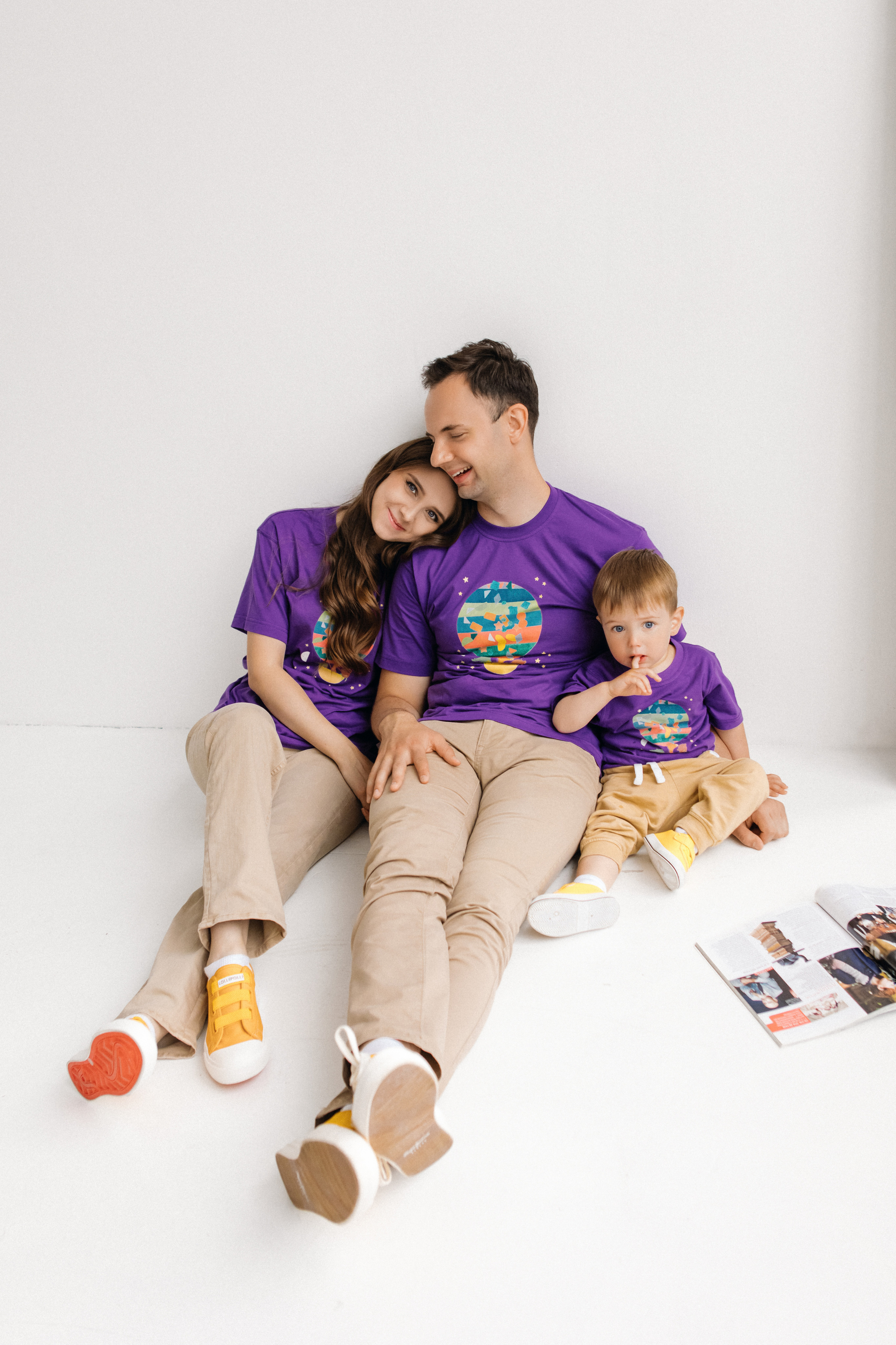 Семейная фотосессия с ребенком в футболках фиолетовых