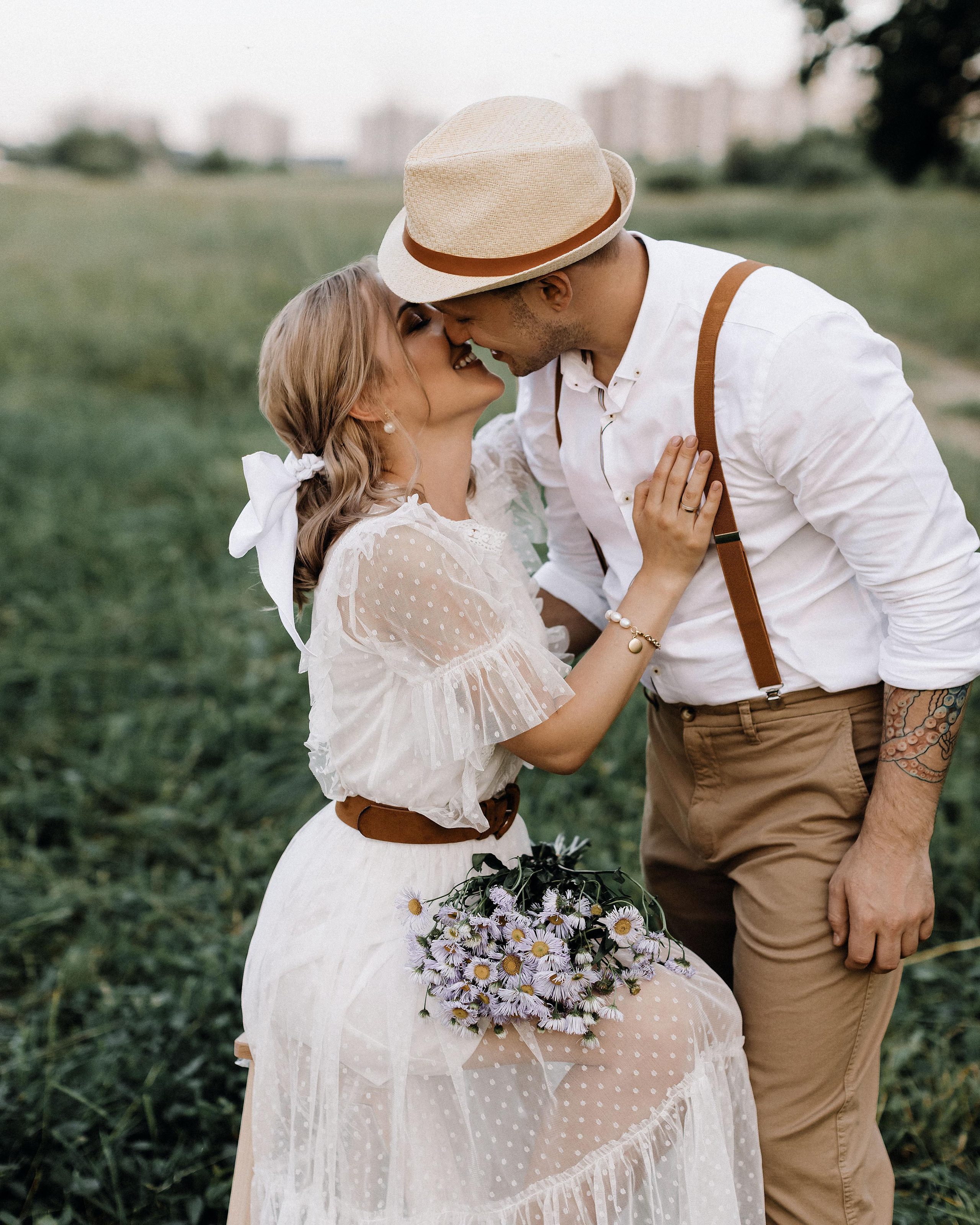 Фотосессия лавстори на улице на закате в поле в белой одежде