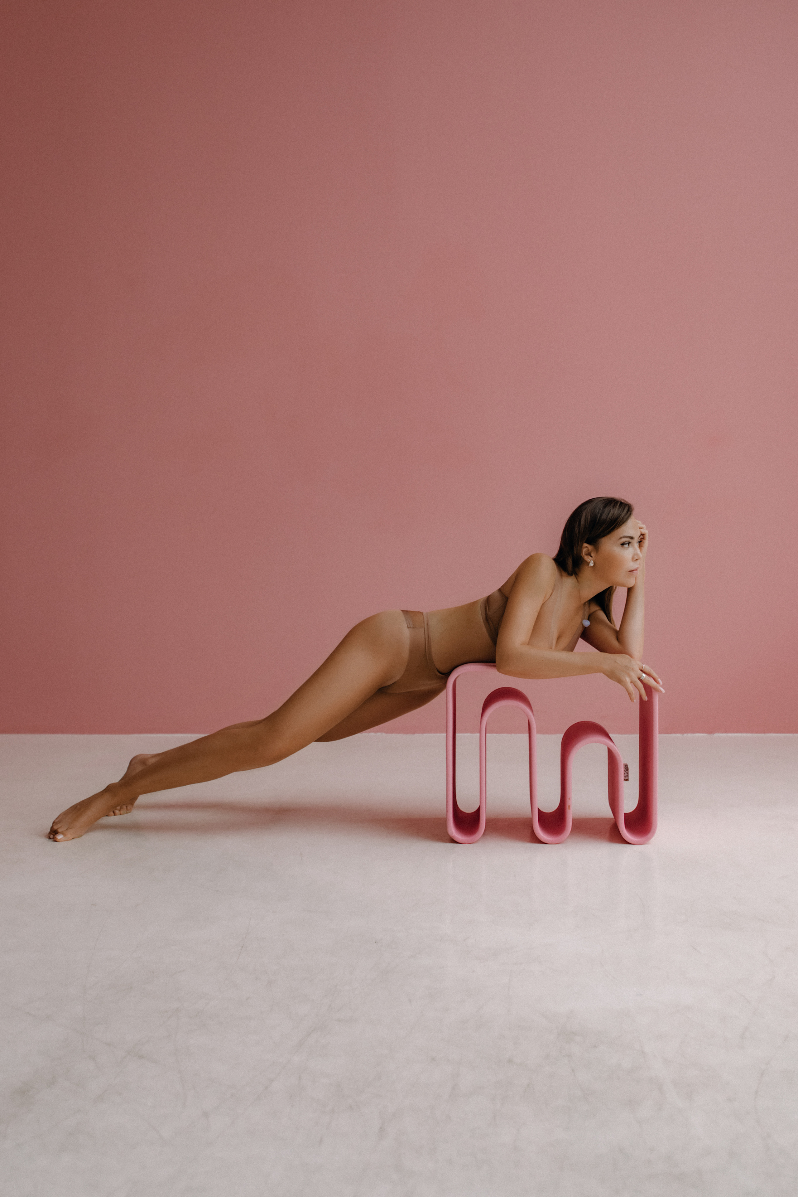 Фотосессия в нижнем белье телесного цвета