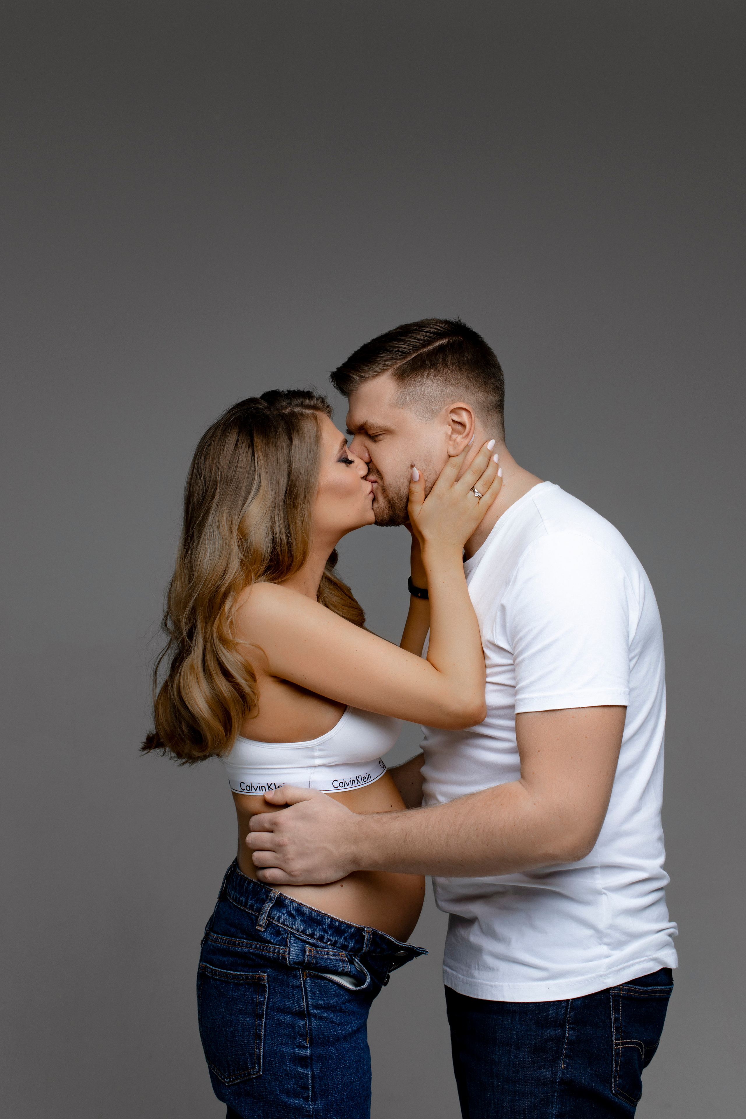 Поцелуй пары беременной