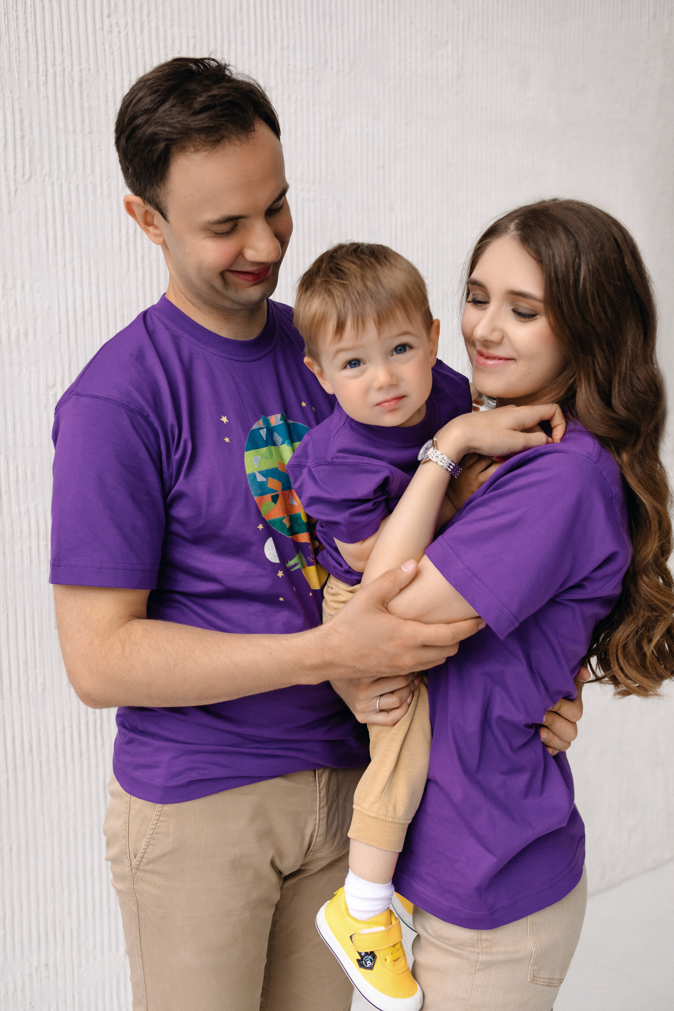 Родители и сын на руках в футболках