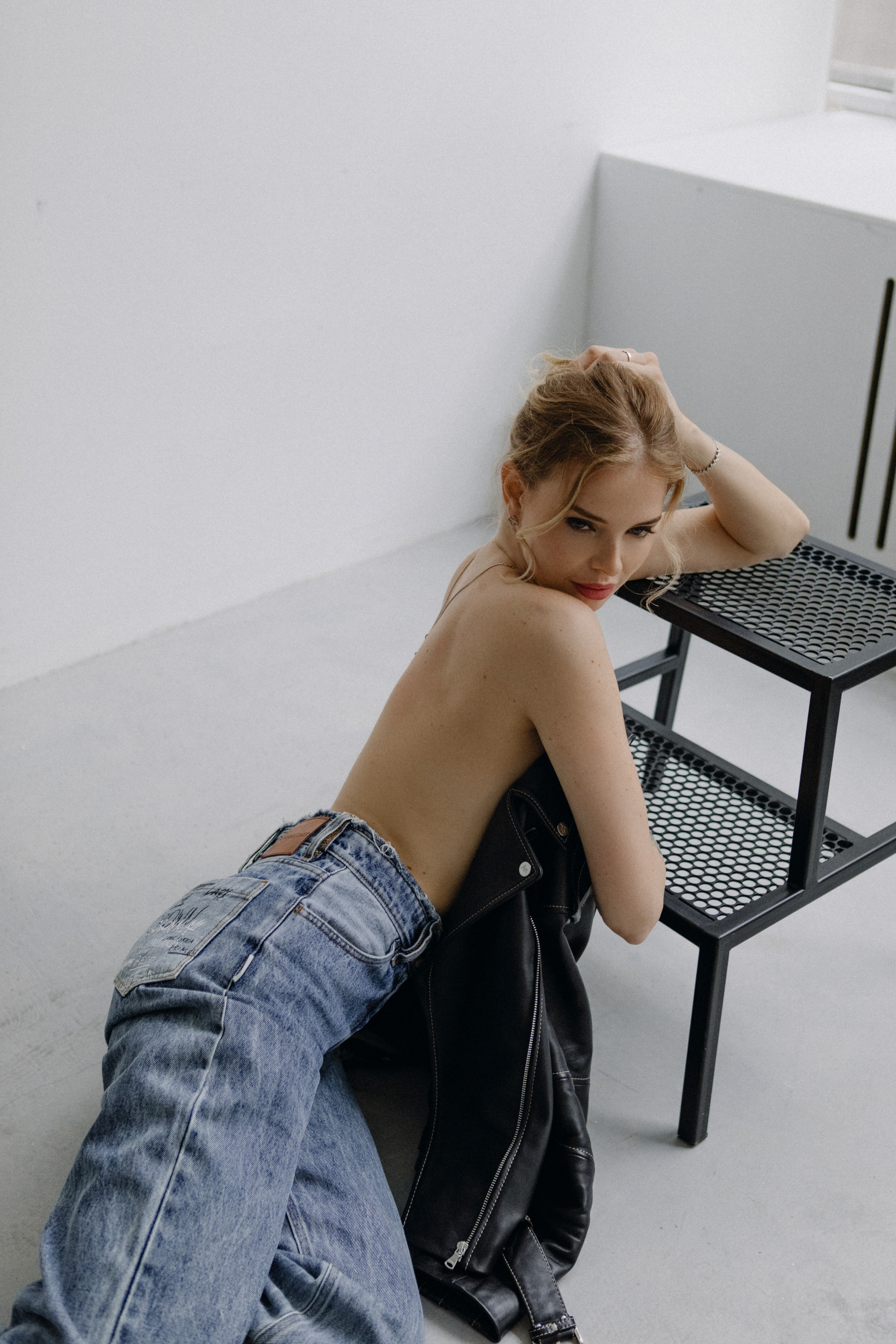 девушка в джинсах Eve&Esther без нижнего белья