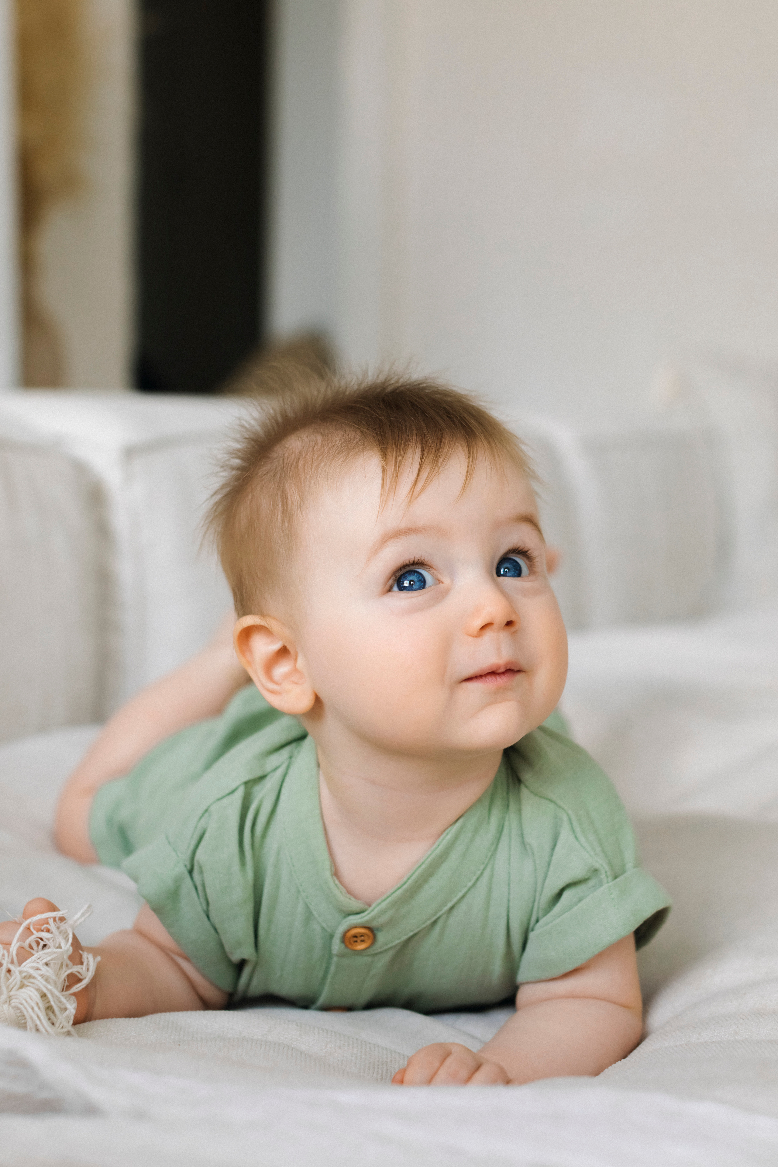 Малыш лежит на животике