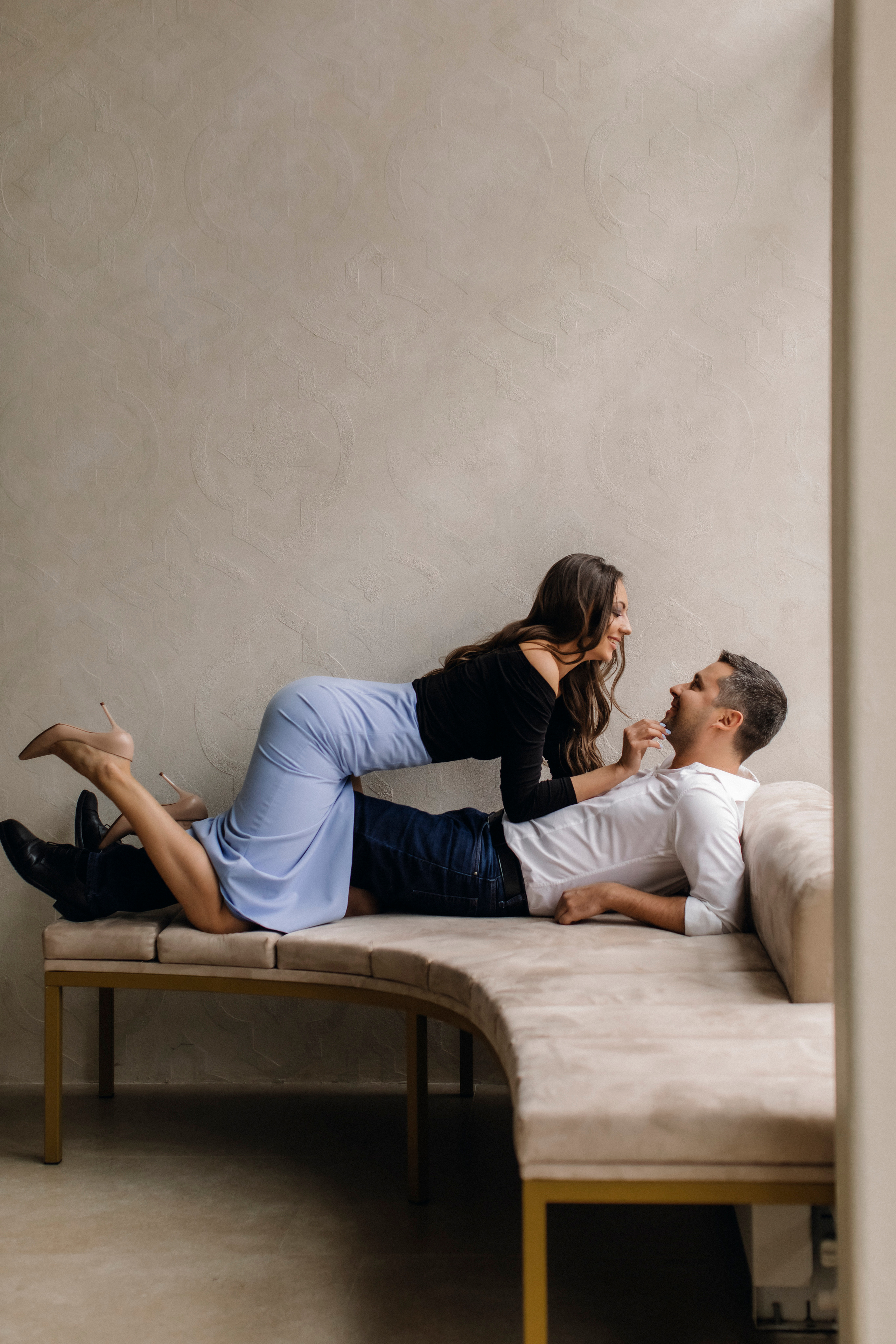 позирование для пар на кровати