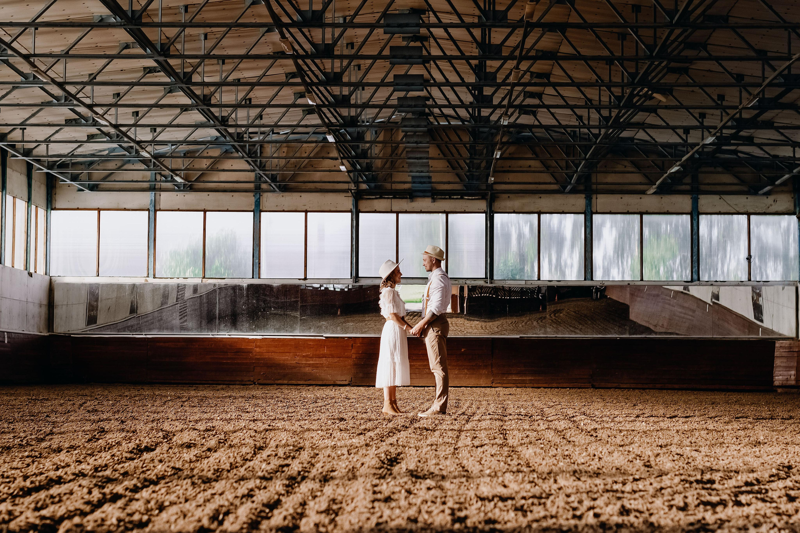 Влюбленная пара в конюшне в белой одежде