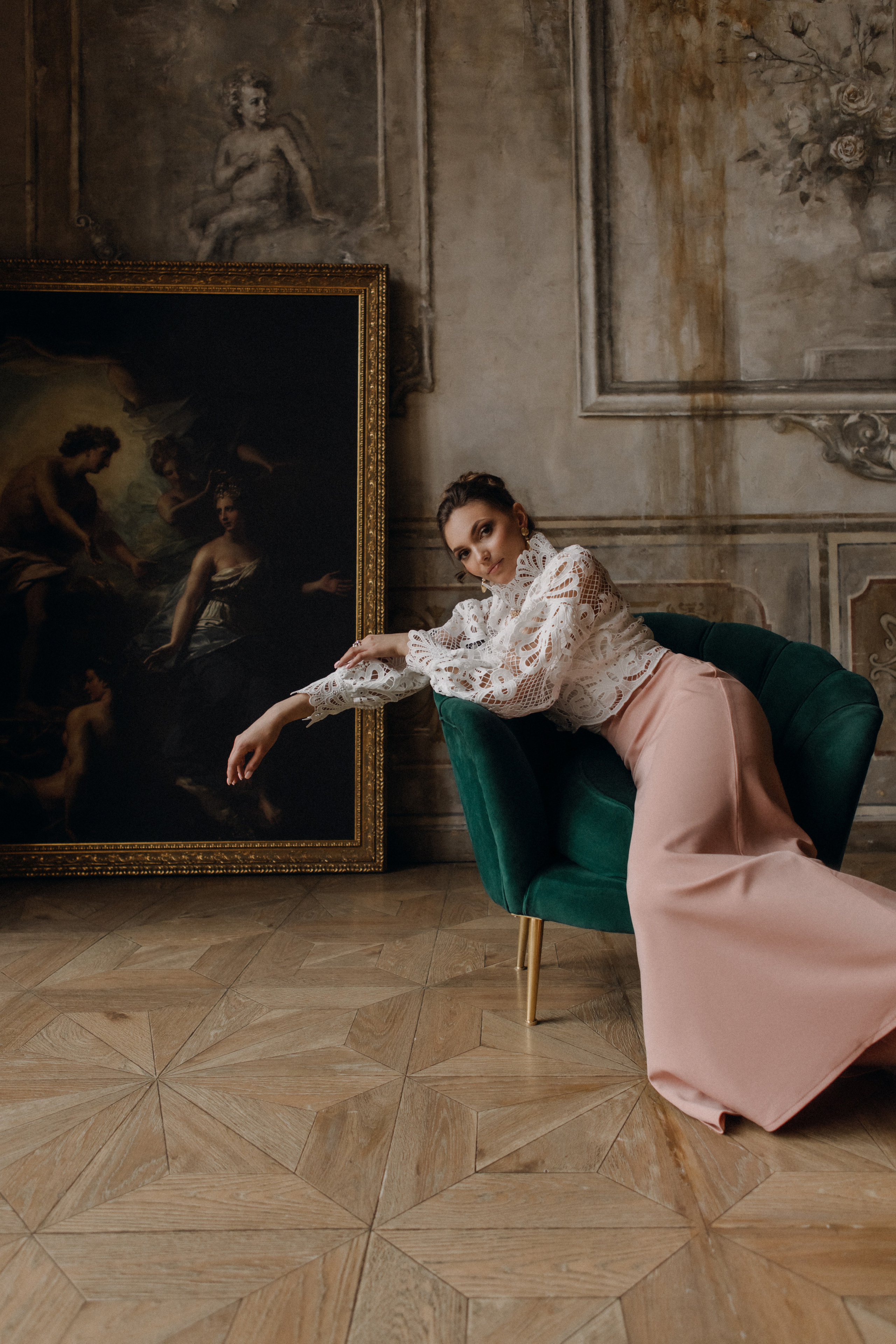 Кружевная белая блуза с розовой юбкой