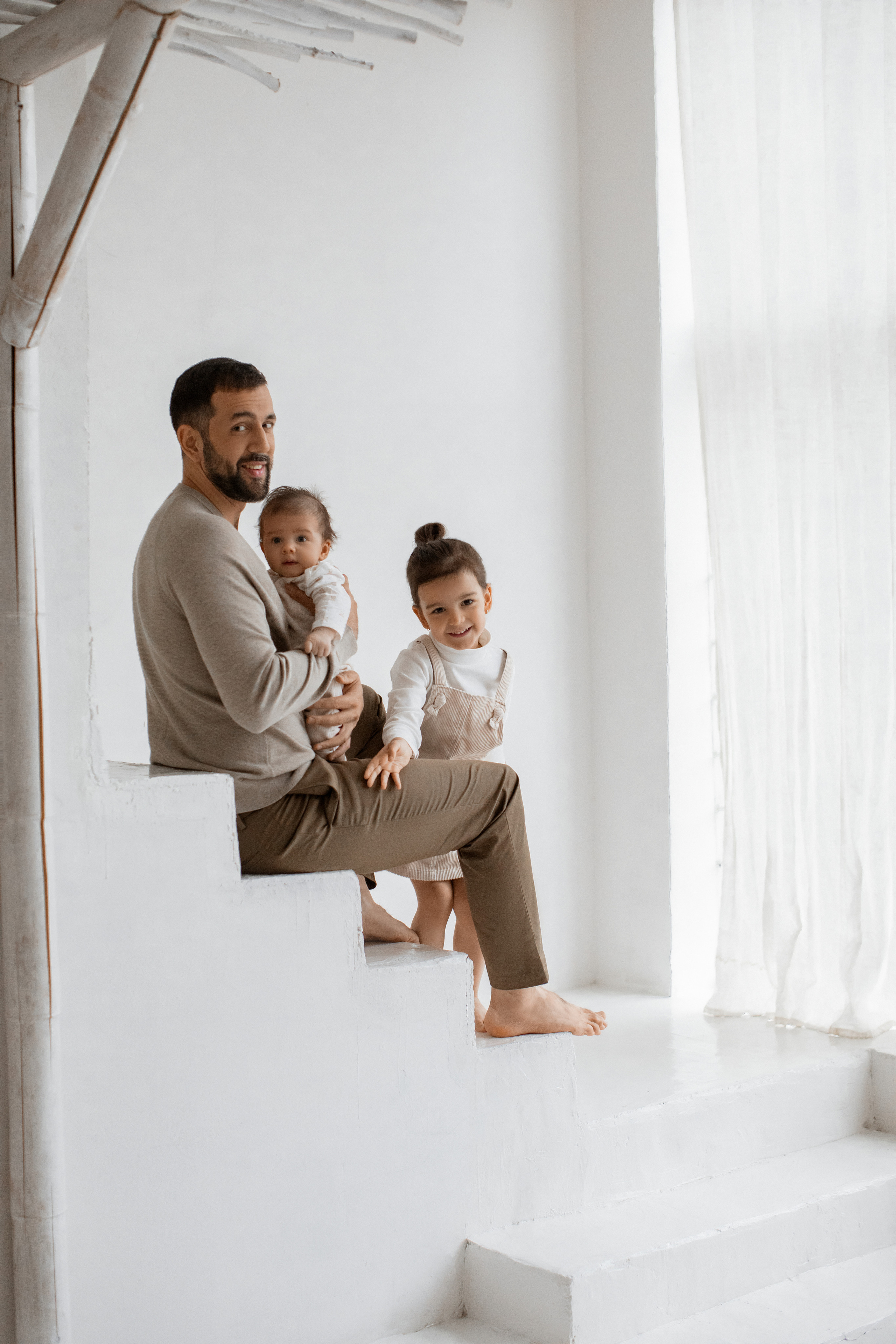 Папа с дочкой и сыном на лестнице