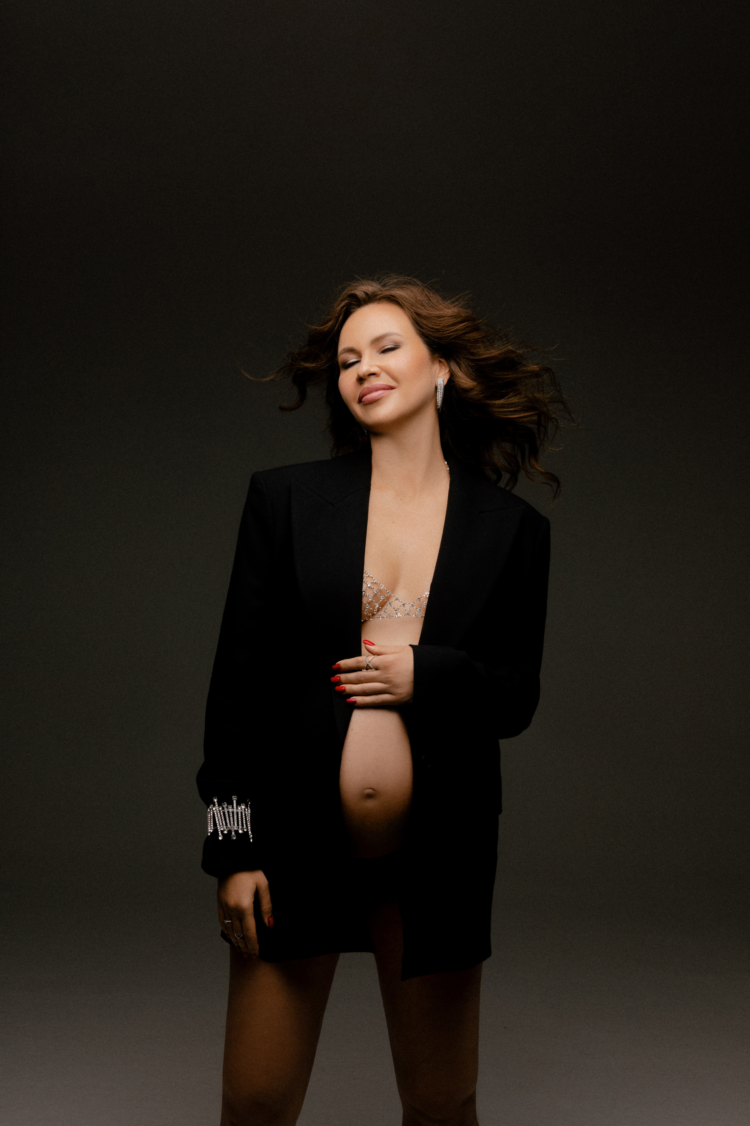 Беременная на фотофоне в жакете