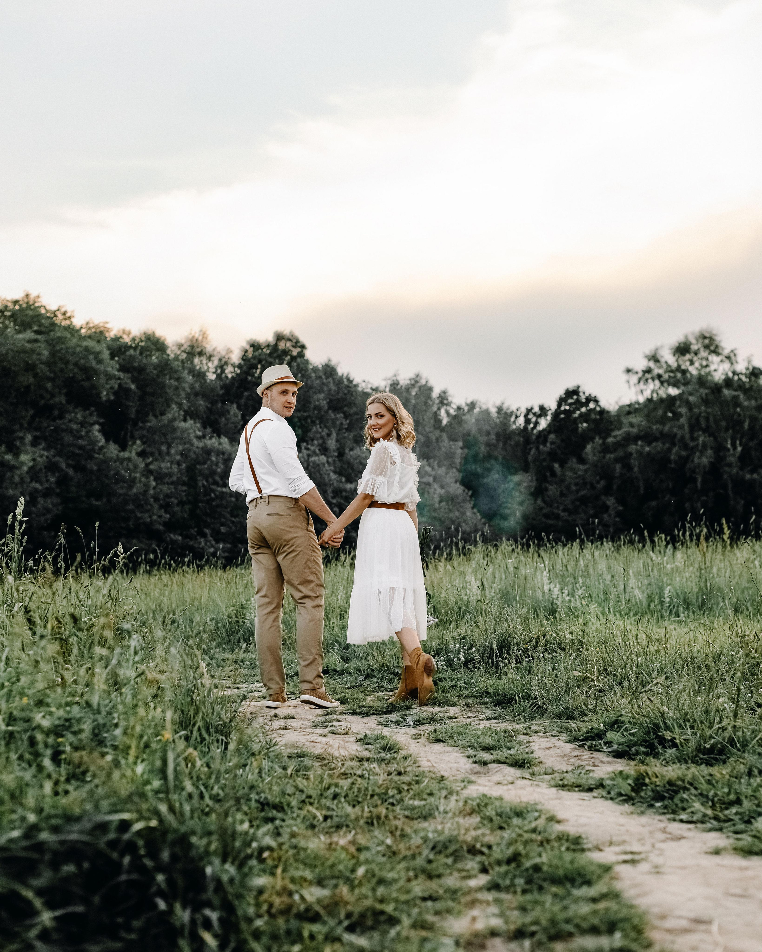 Молодожены на закате гуляют по лесу