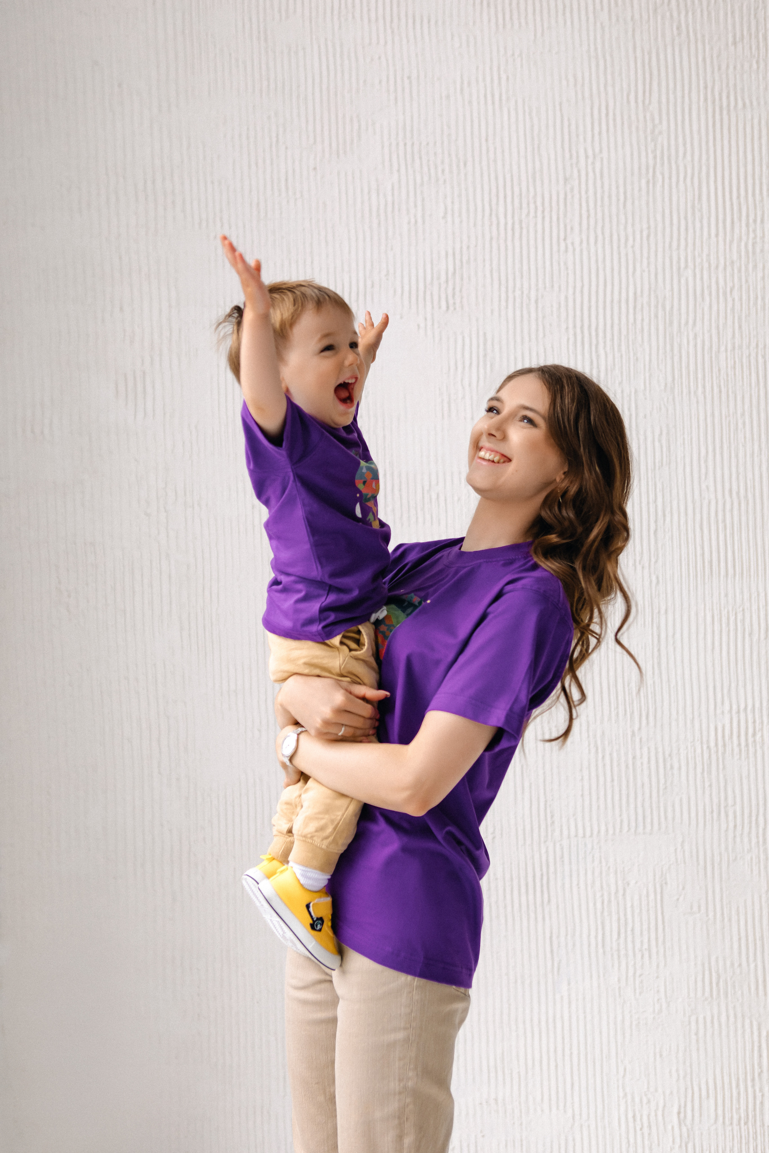 Мама с сыном на руках