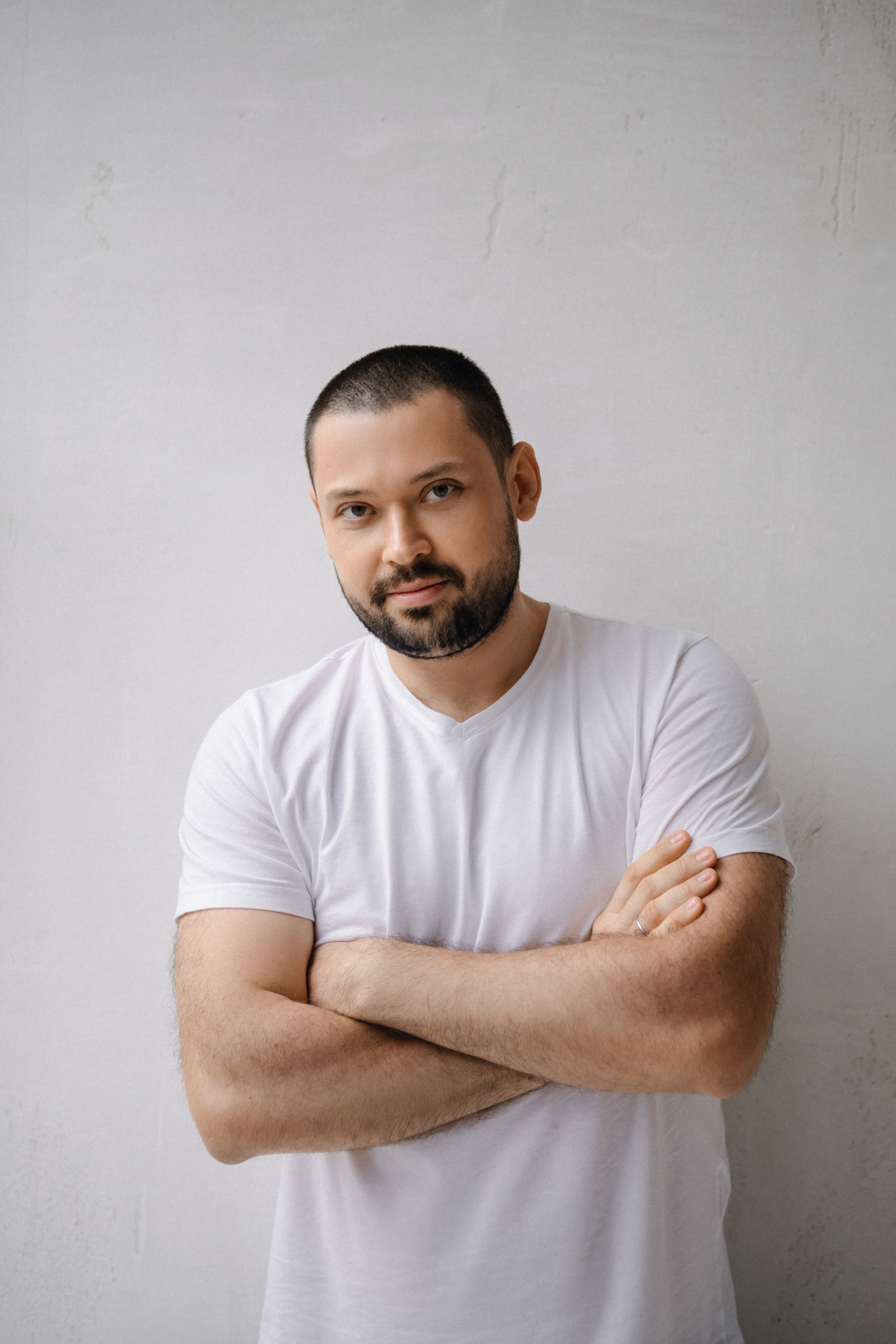 Мужской портрет в белой футболке