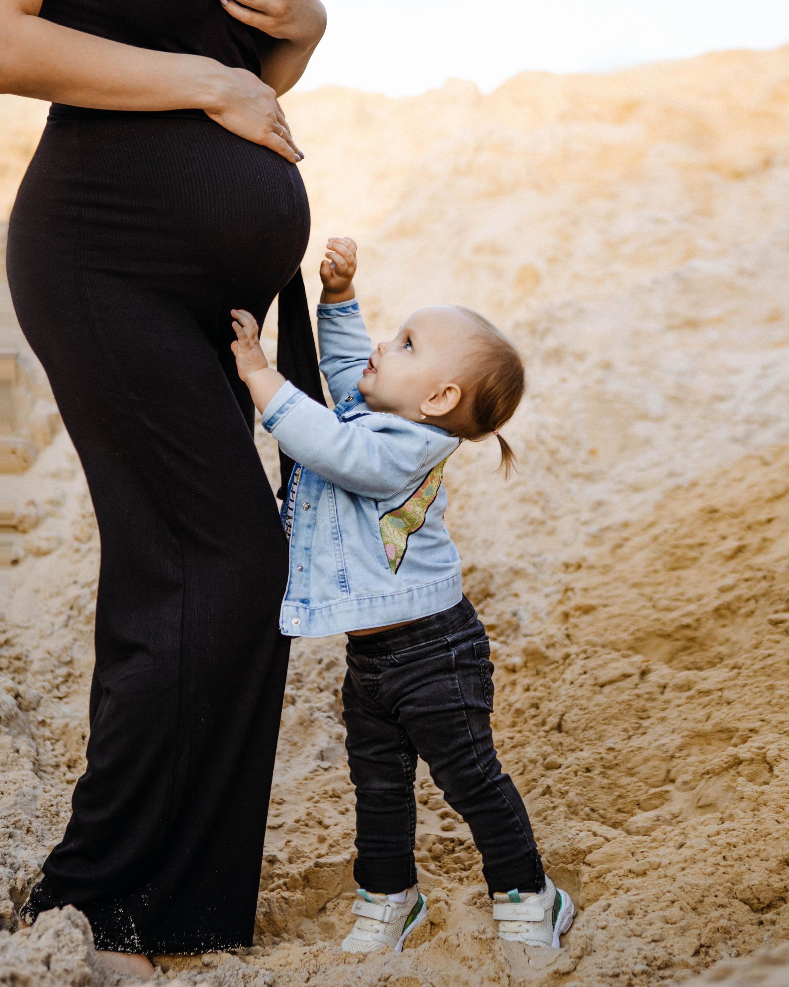 Фотосессия беременности с семьей на природе