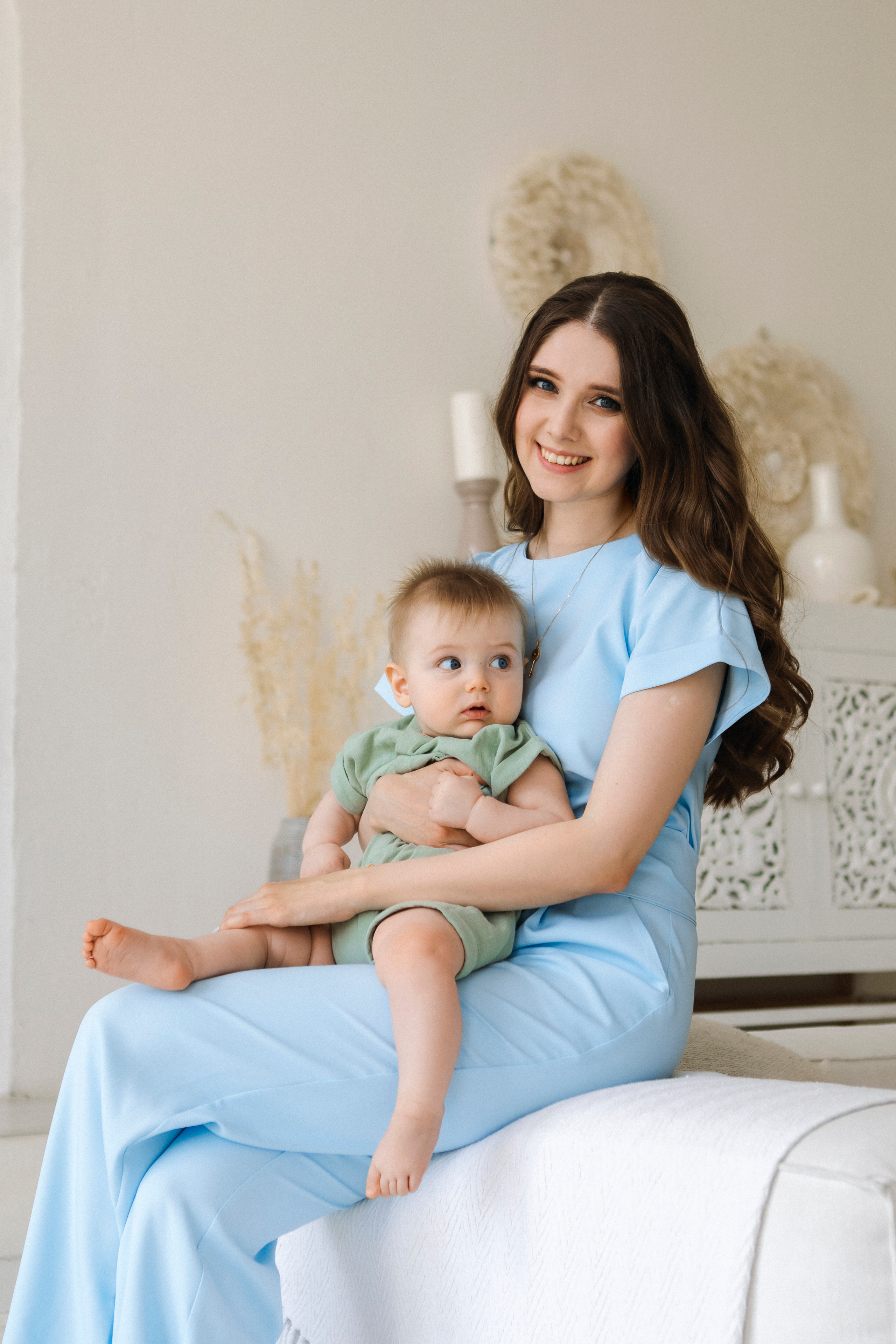 Сын на руках у мамы фотосессия в светлой студии Мимика