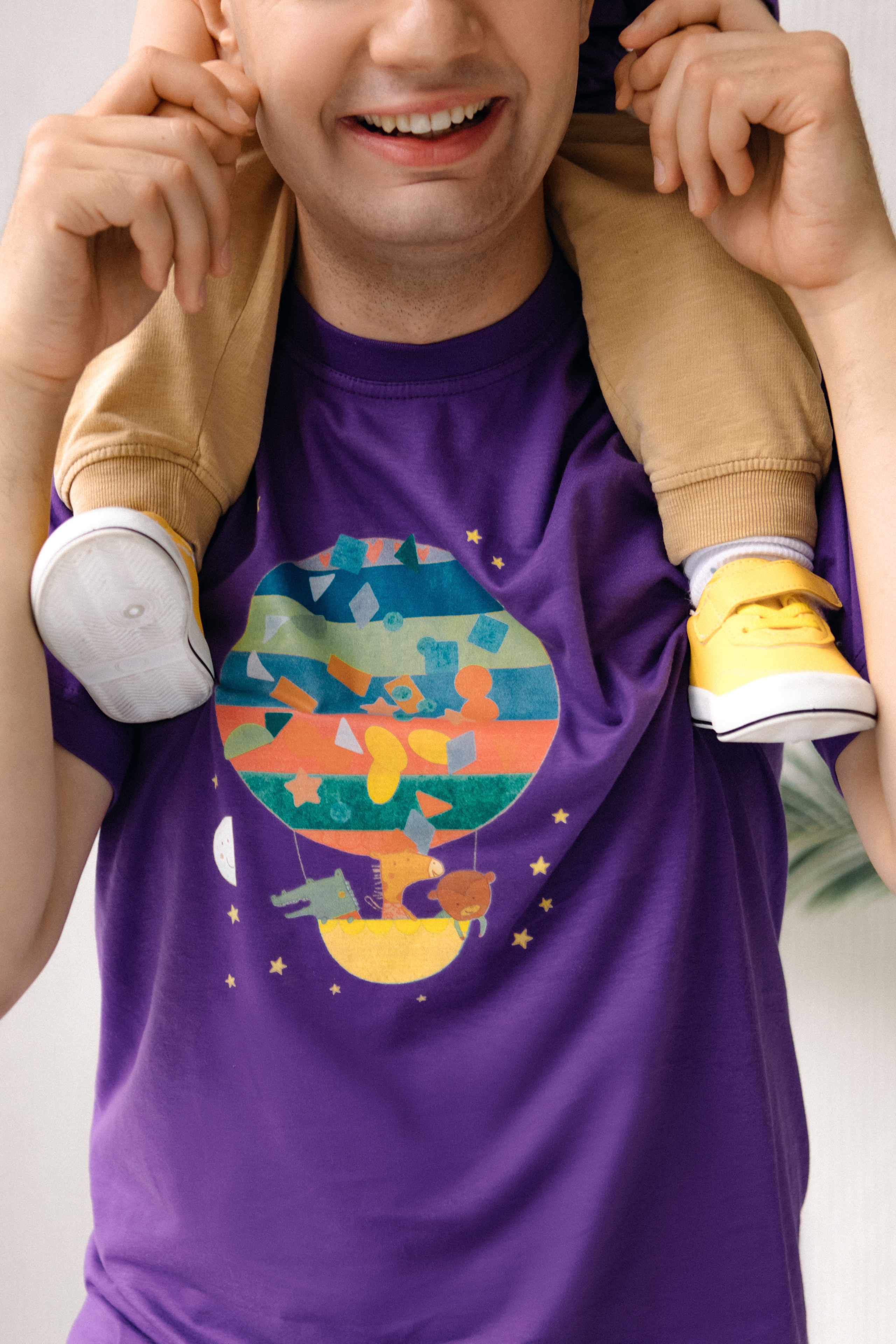 Ребенок на плечах у отца папы