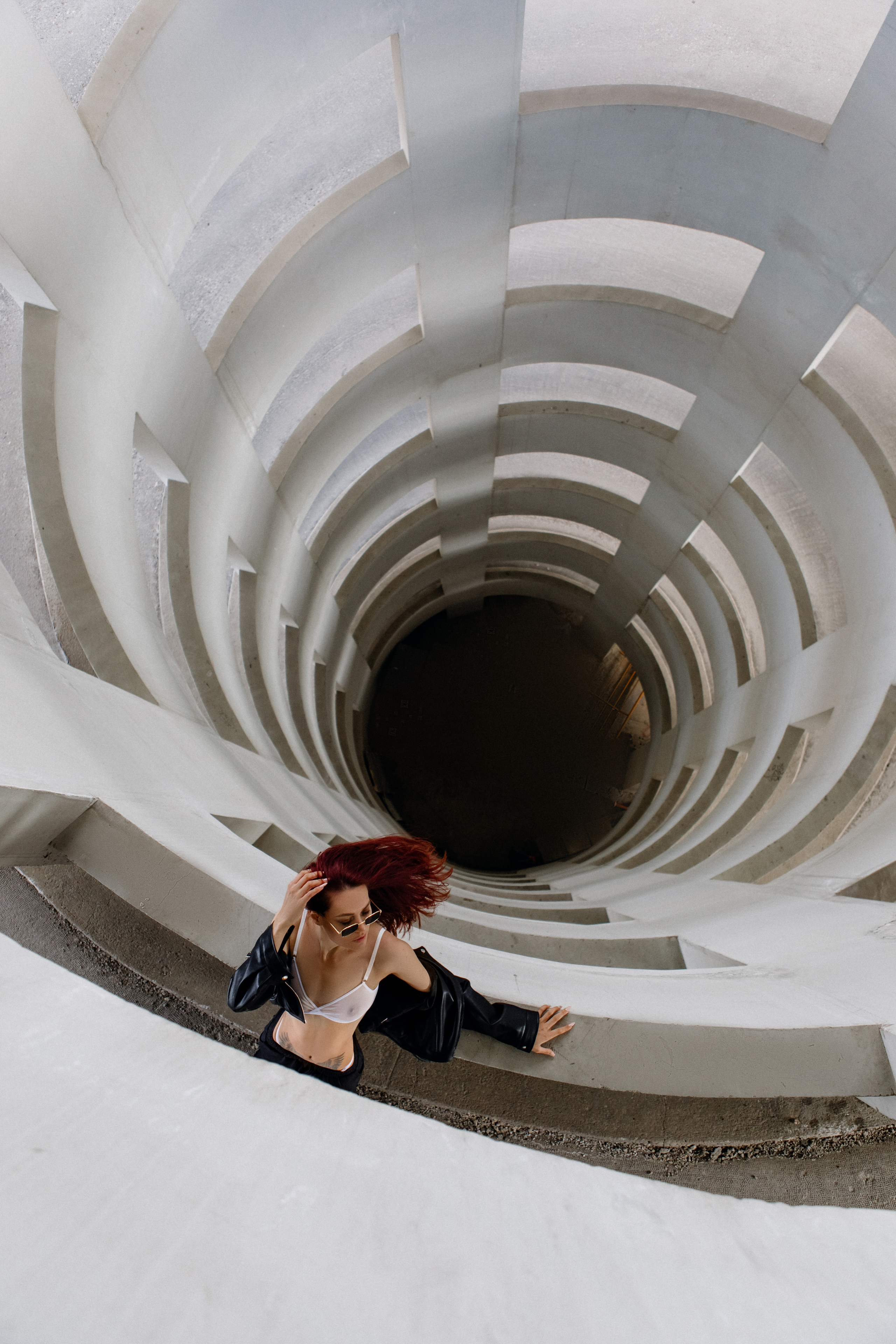 Девушка на фотосессии в нижнем белье на парковке БЦ Савеловский Сити