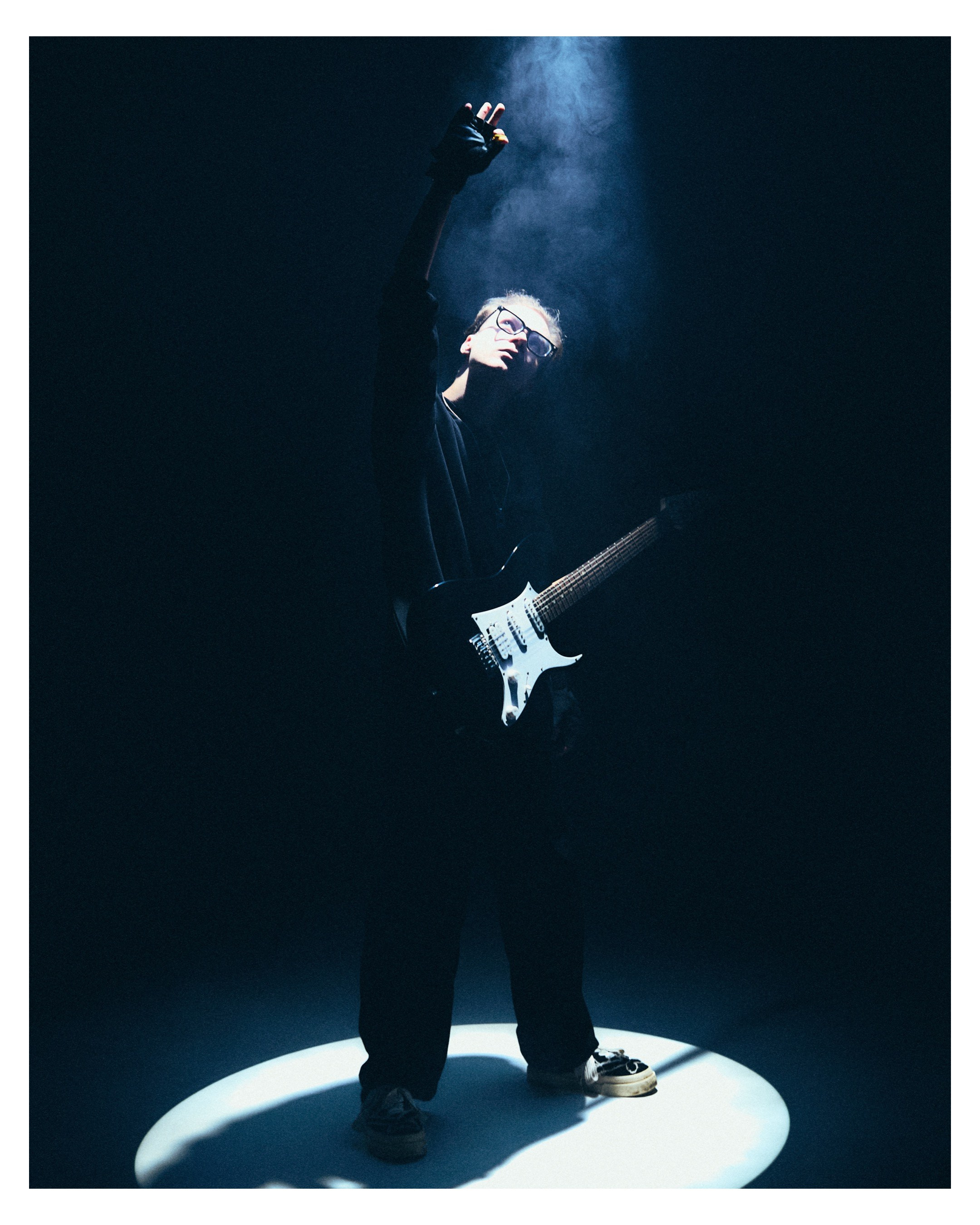 Сьемка на обложку музыкального альбома. Фэшн-фотография и портреты в Владивостоке. Превращаю съёмку в повествование — создаю образы с сюжетом, которые остаются в памяти