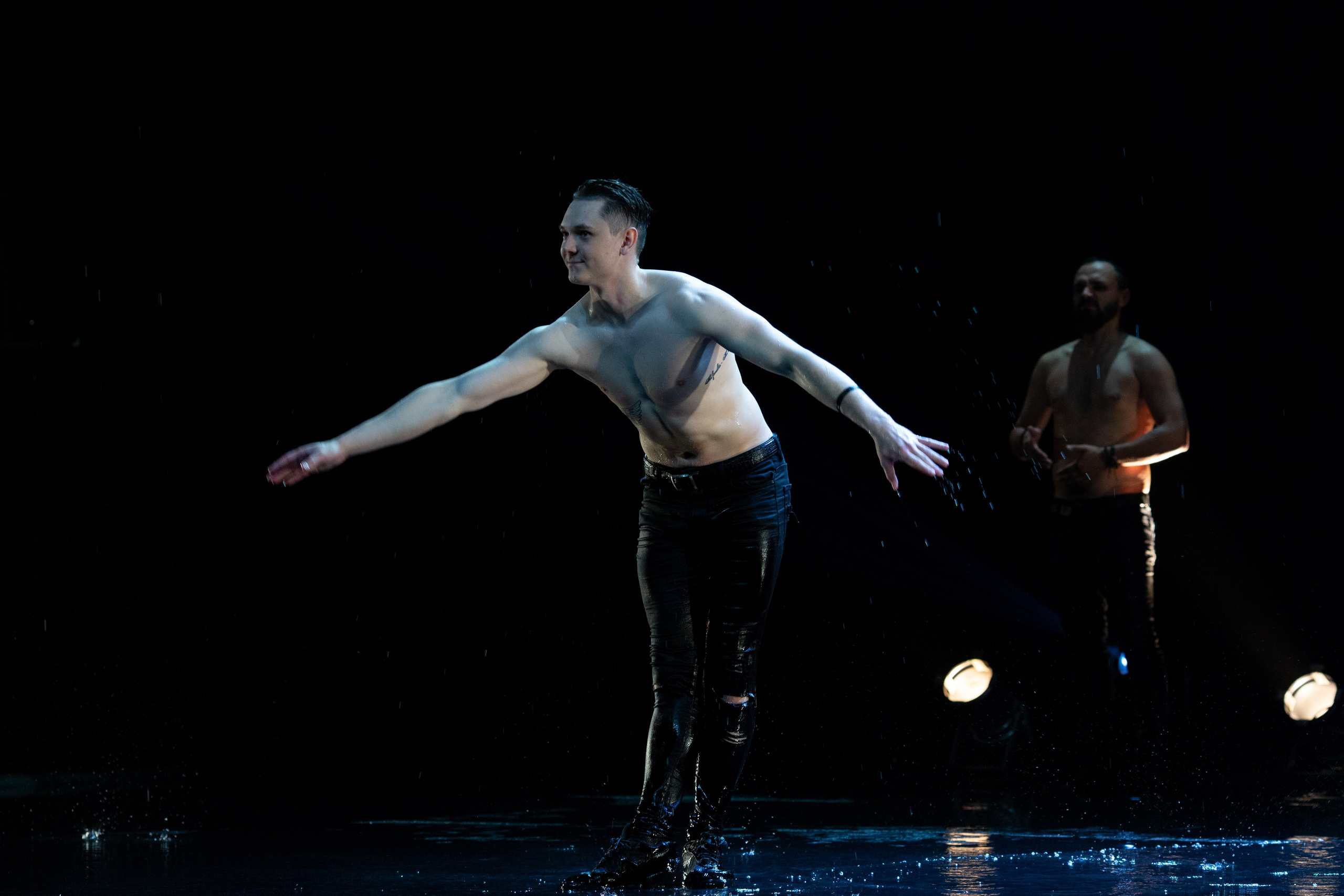 Искушение. Танец под дождём. Фотограф Антонина Свешникова. ВЫПУСКНЫЕ ФОТОКНИГИ для детских садов и школ. Москва, Владимир