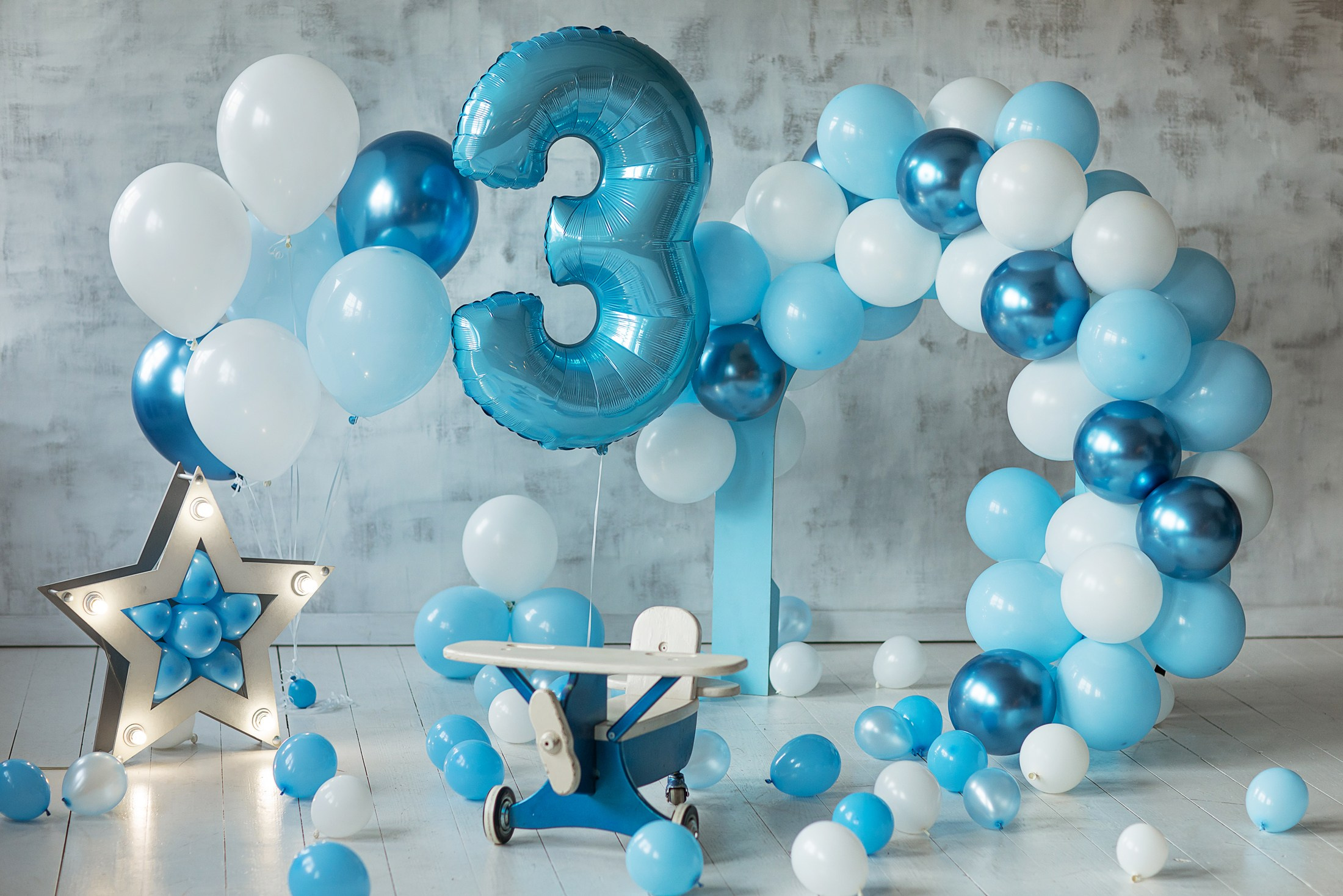 Фотосессия на 3 года мальчику. Самолетик и арка из шаров