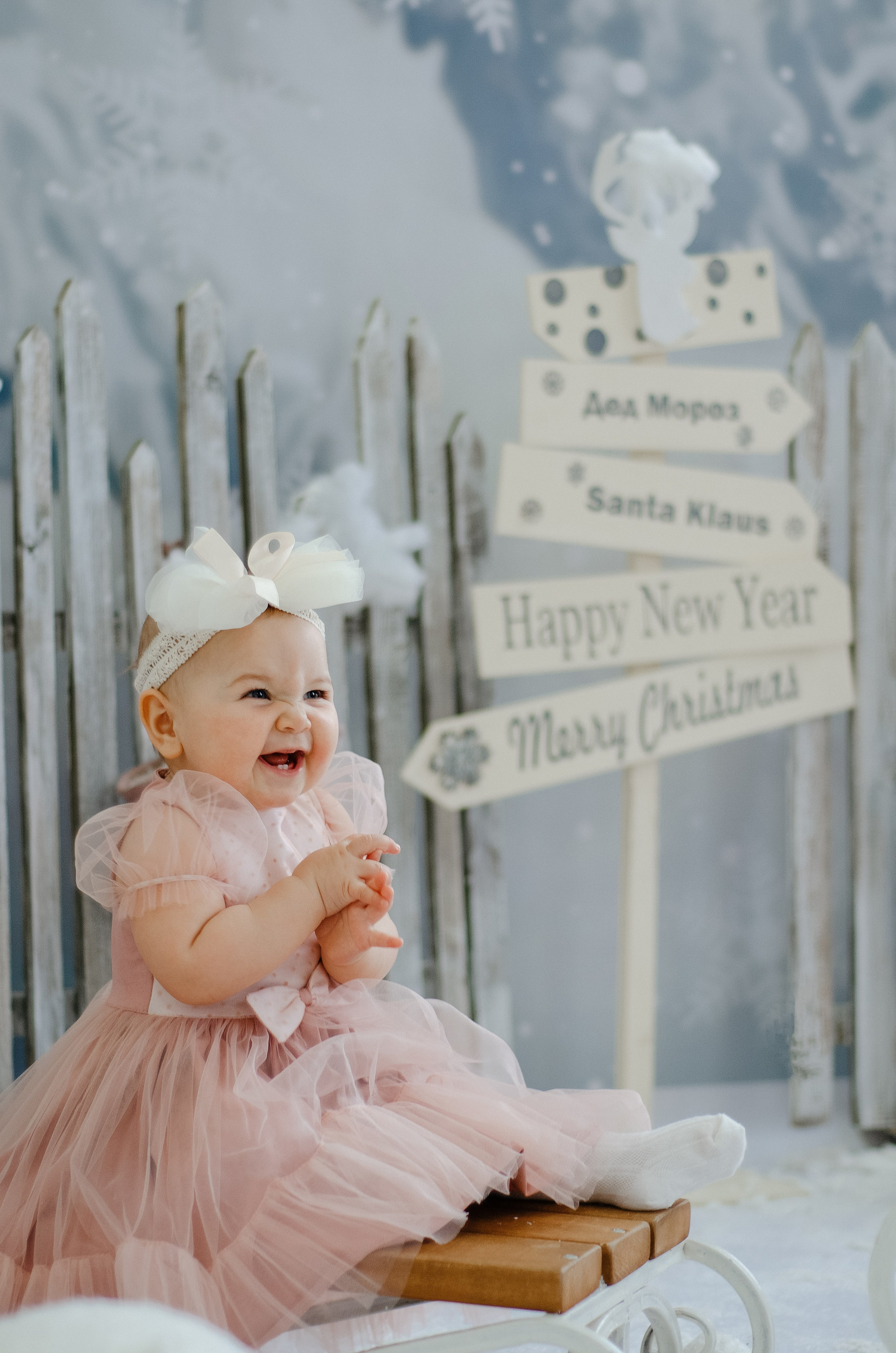 Малышка на новогодней локацией в фотостудии