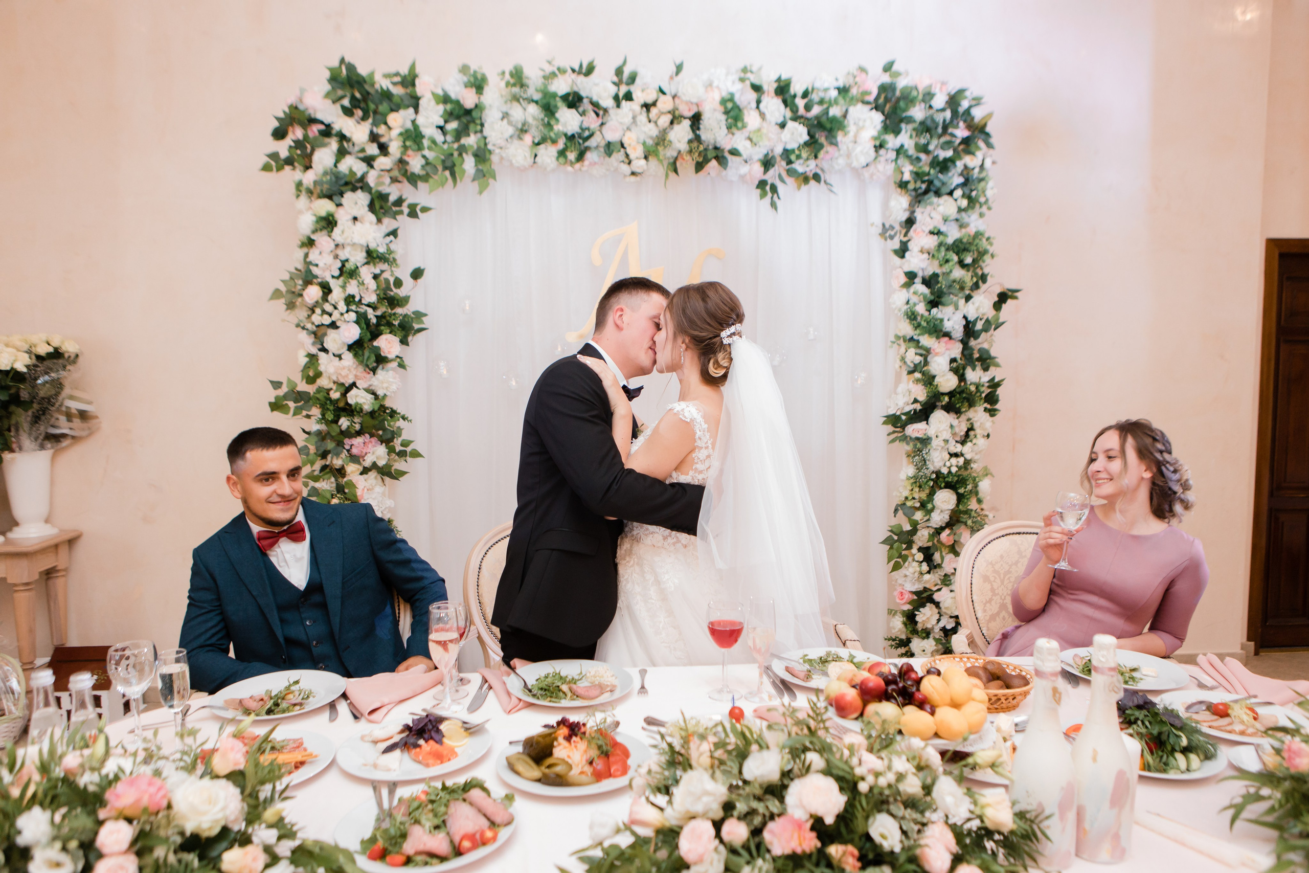 Свадебная фотосъемка Михаила и Ольги. День нашей свадьбы. Видеосъемка и фотосъемка свадеб. Фотограф и оператор на свадьбу. Видеосъемка подкастов, собственная видео-фотостудии. Предметная фотосъемка