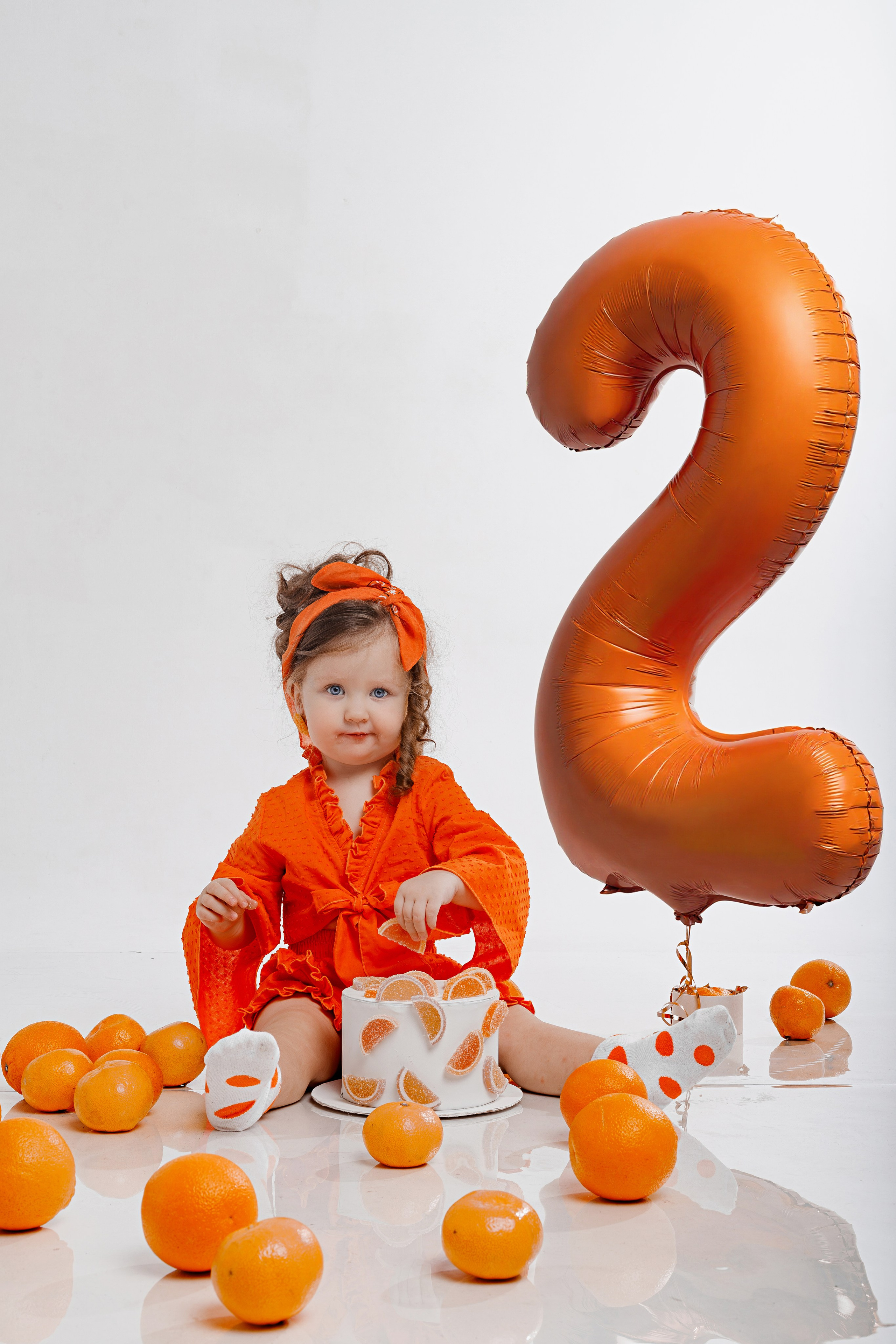 Детская фотосессия с мандаринами в студии в Сочи. Детский студийный фотограф Сочи