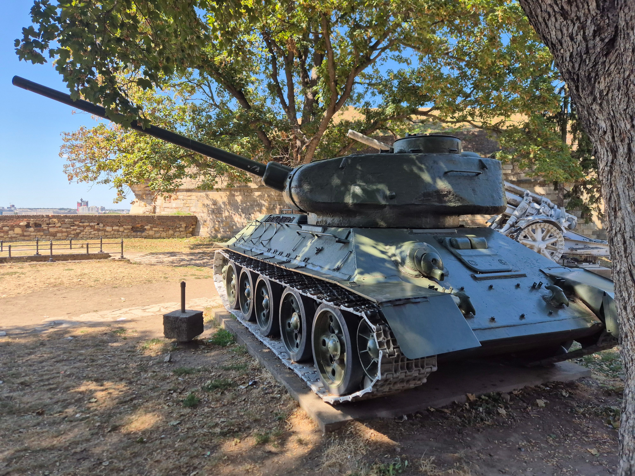 Город сохранился у меня в воспоминаниях 15-летней давности после 3-х часовой прогулки ночью без плана, без гида, в рабочей поездке. Ощущения были ниже среднего - грязно, темно, не уютно