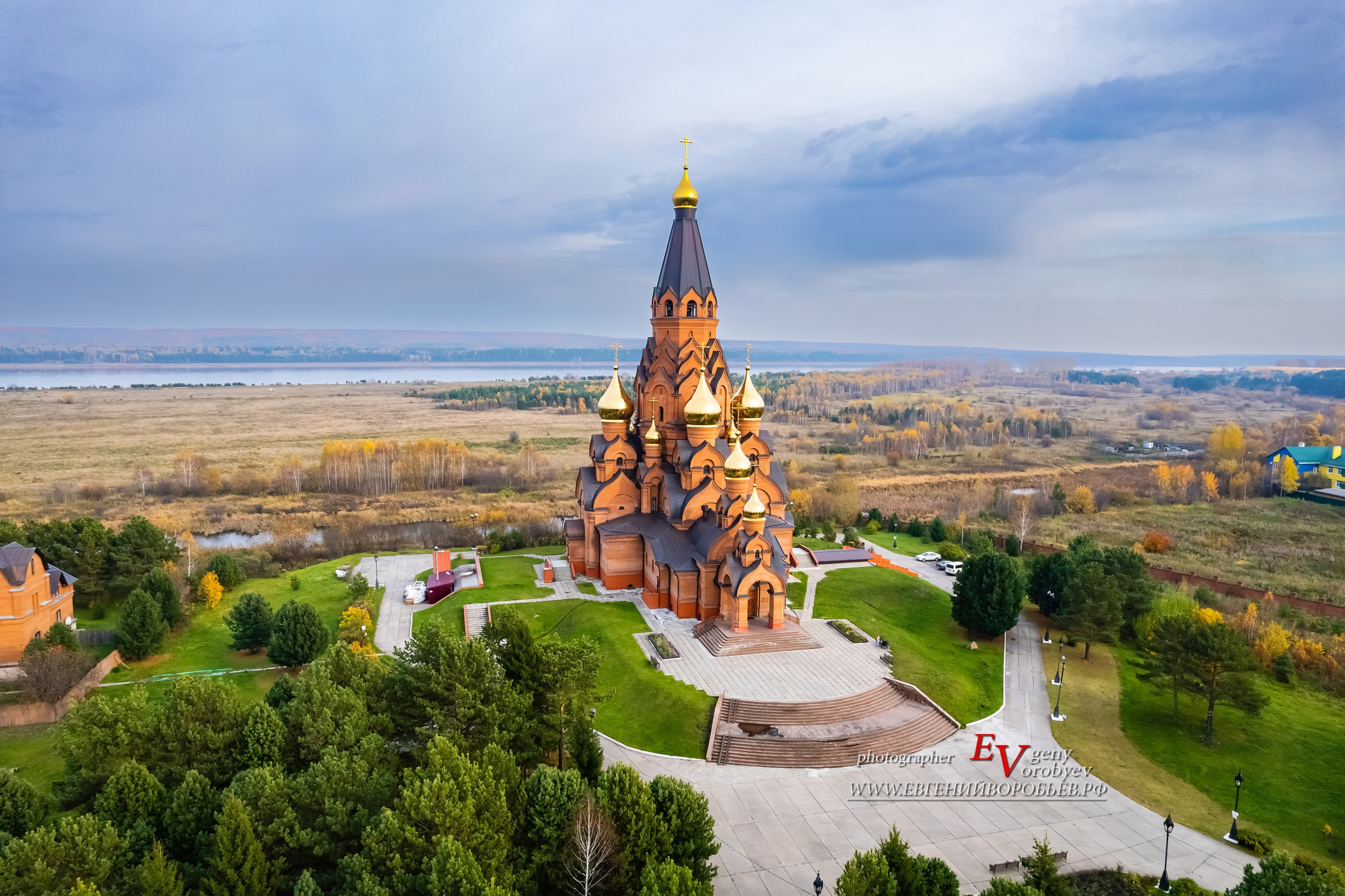 Крестовоздвиженский собор храм церковь в Лесосибирске экскурсии Енисейск Красноярск аренда микроавтобуса трансфер индивидуальный тур фото интересные места что посмотреть куда сходить что посетить достопримечательности в Лесосибирске фототур  цена заказать экскурсию программа маршрут смотровые площадки видовые красивые места путешествие туристический маршрут 