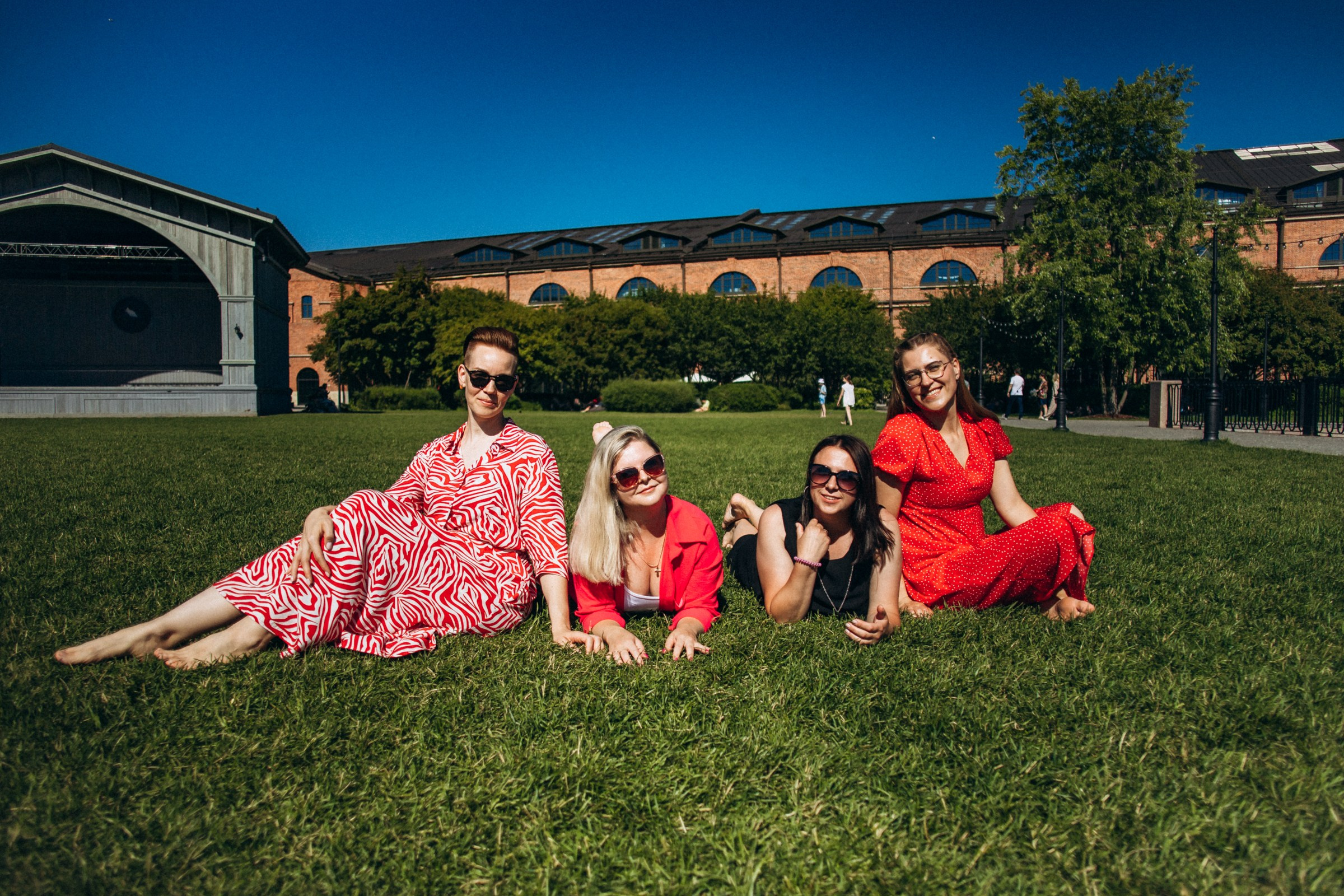 Катерина с подругами в июне. Фотопрогулка в Петербурге. Индивидуальный и семейный фотограф в Санкт-Петербурге