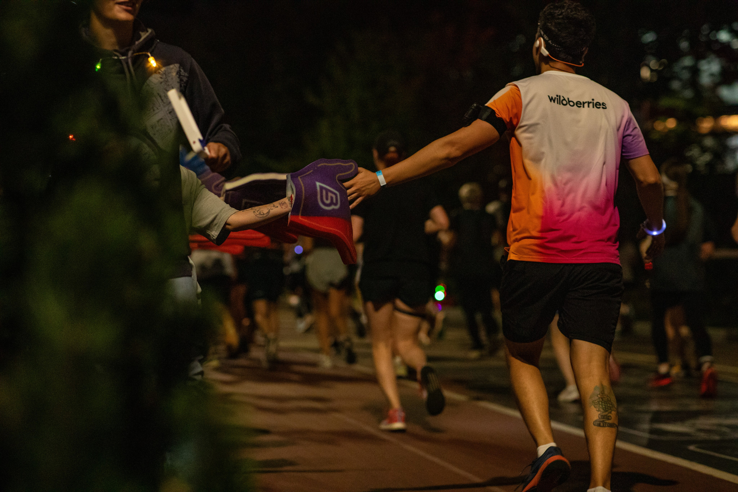 Ночной забег в ленте фотографий бегунов 03.08.24. Фотограф Сергей Ловкий