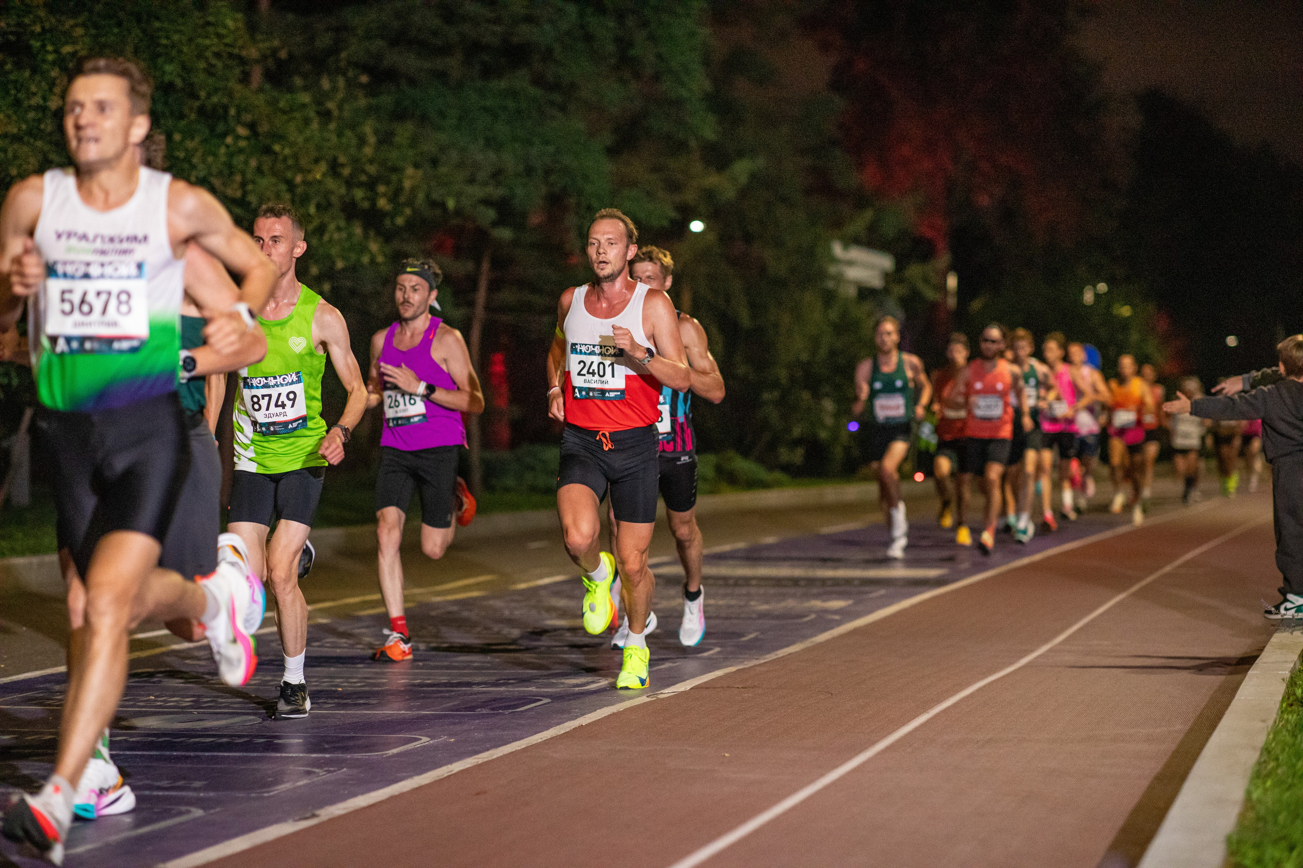 Ночной забег в ленте фотографий бегунов 03.08.24. Фотограф Сергей Ловкий