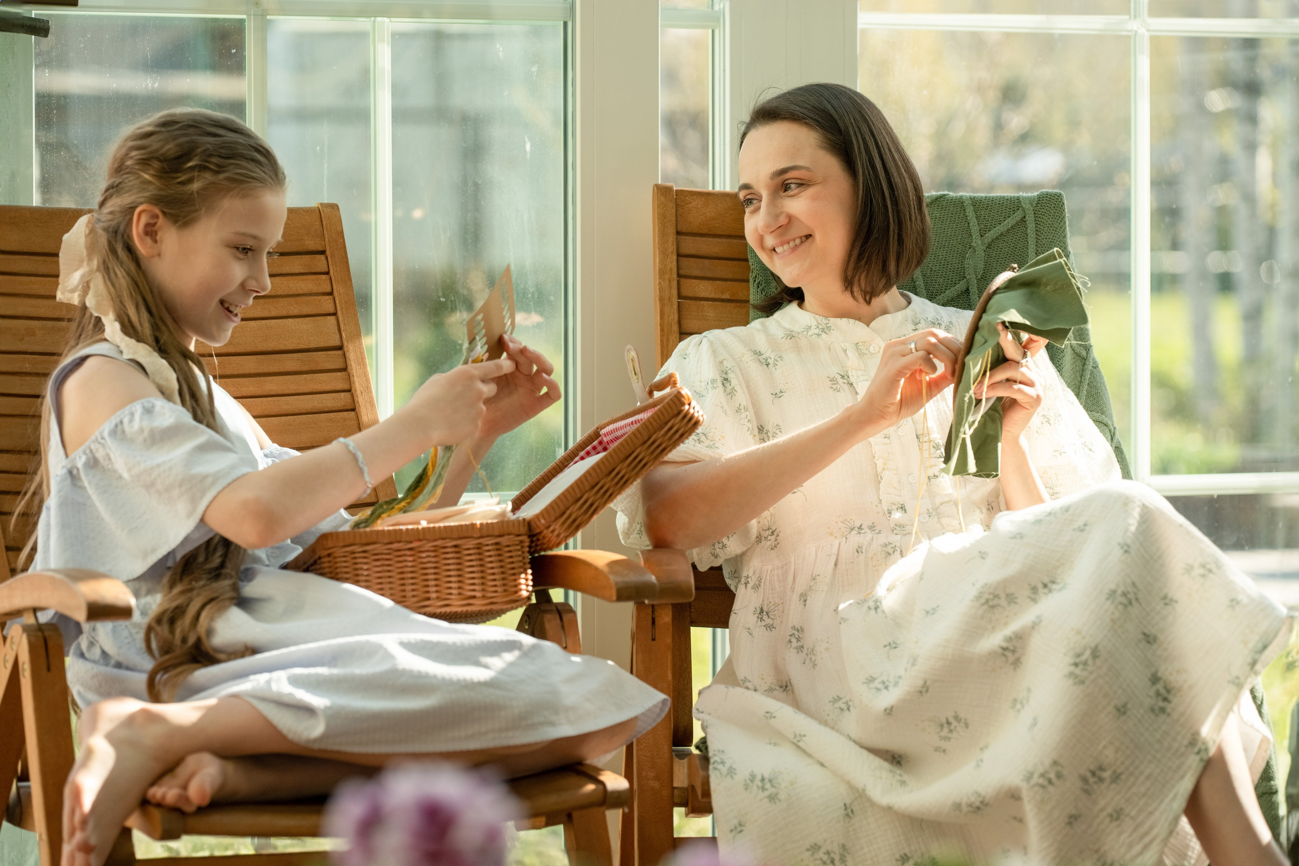 Девочки занимаются рукоделием и мило болтают.