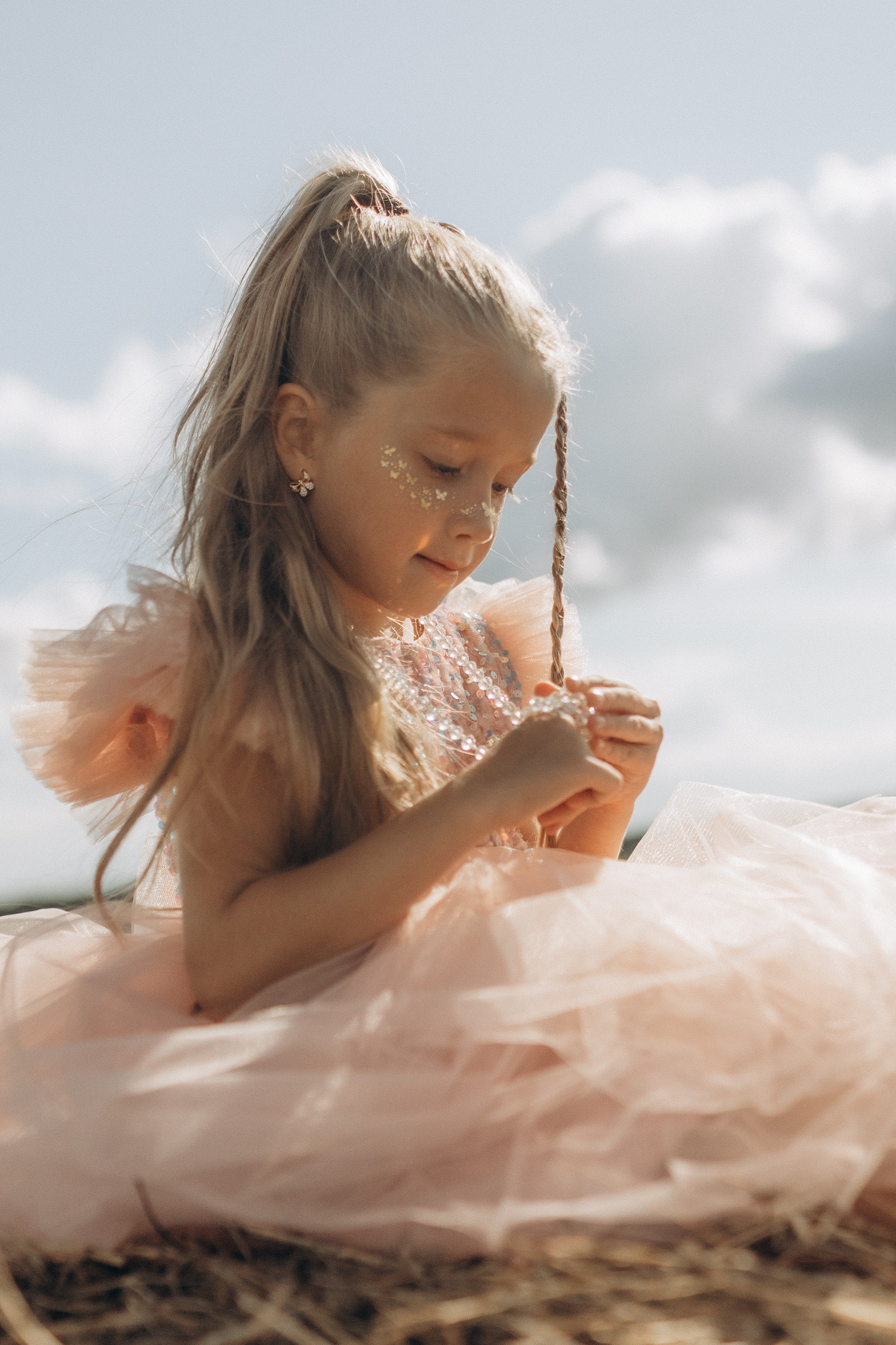 Вика и Миша на сене. Семейный фотограф lifestyle в Новосибирске Елена Шпилевая