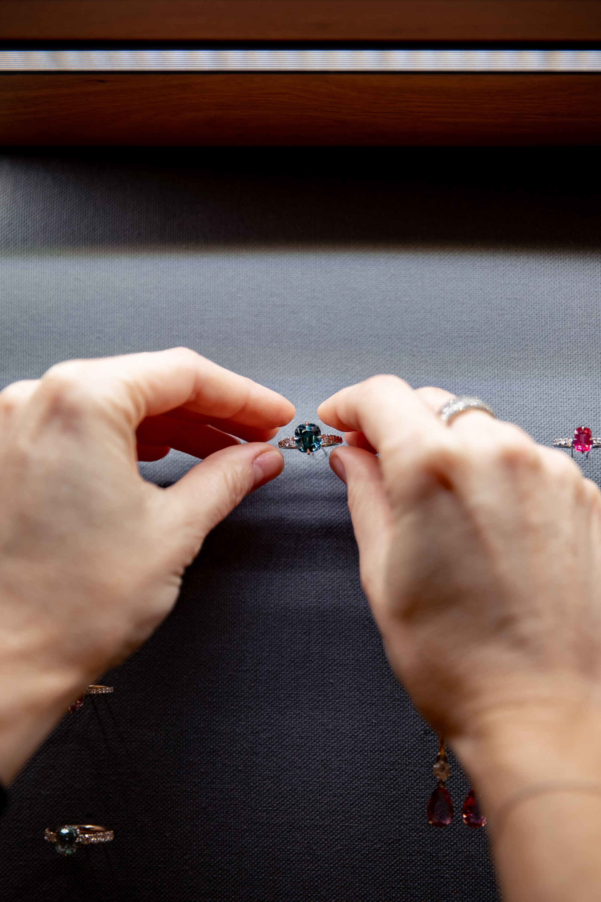 Презентация коллекции цветных драгоценностей в Le Noir. Главная