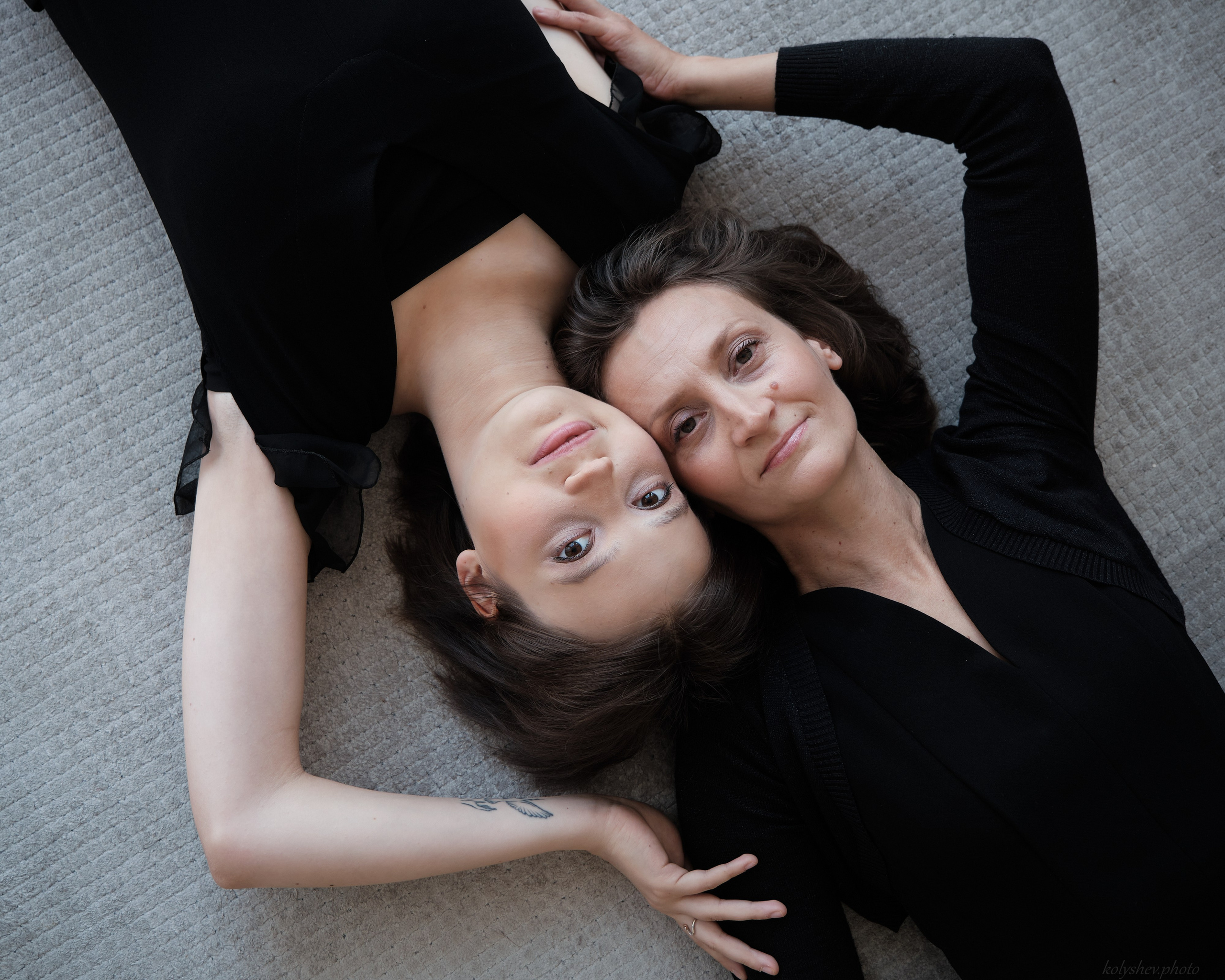 Мария и Устиния — трогательная семейная фотосессия мамы и дочки в студии в Москве. Портретный фотограф на новый год в Москве Виктория Колышева