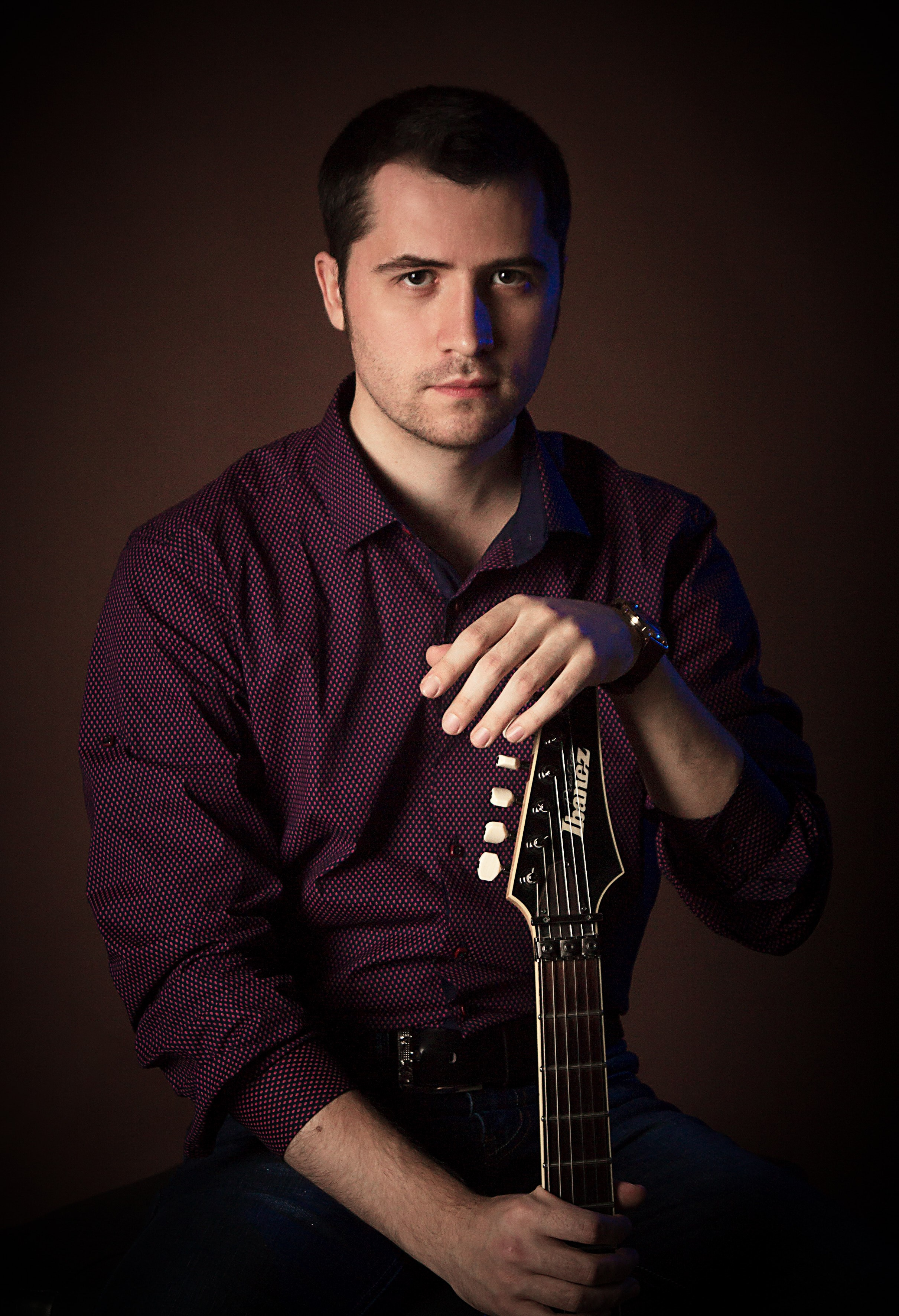 Мужской портрет с гитарой. Фотограф Наталья Матвеева