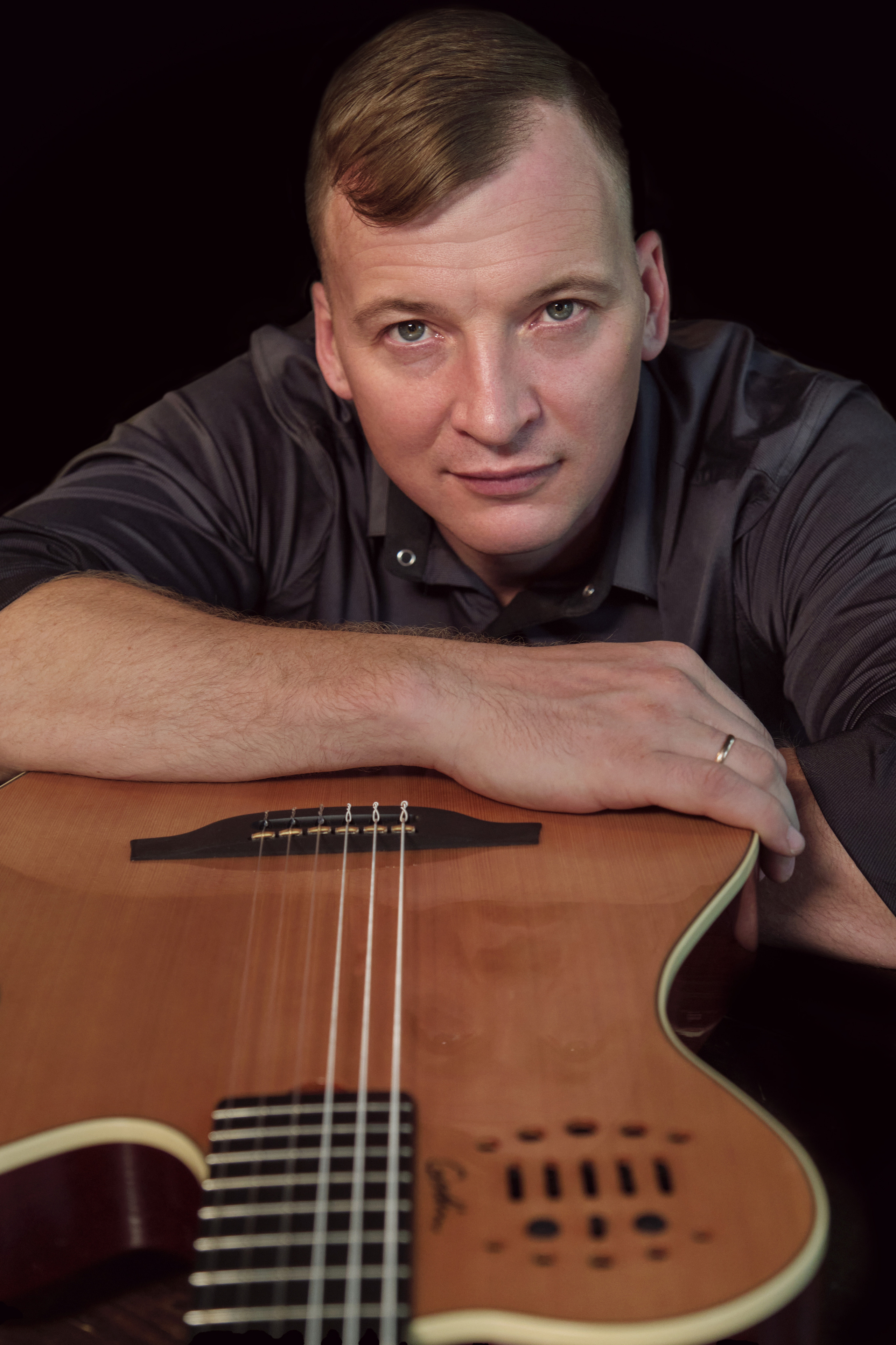 Фотосессия с гитарой в студии