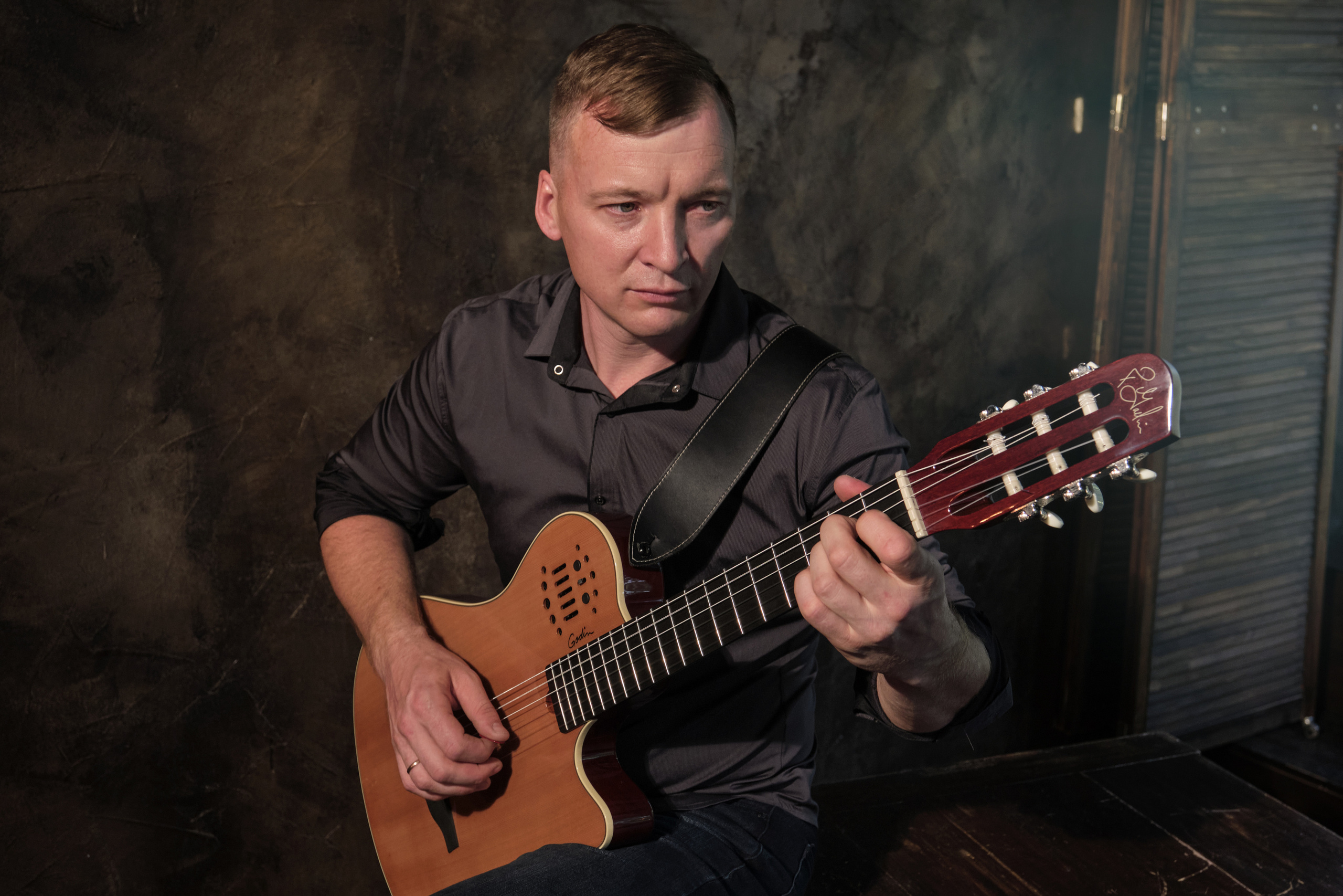 Фотосессия с гитарой в студии