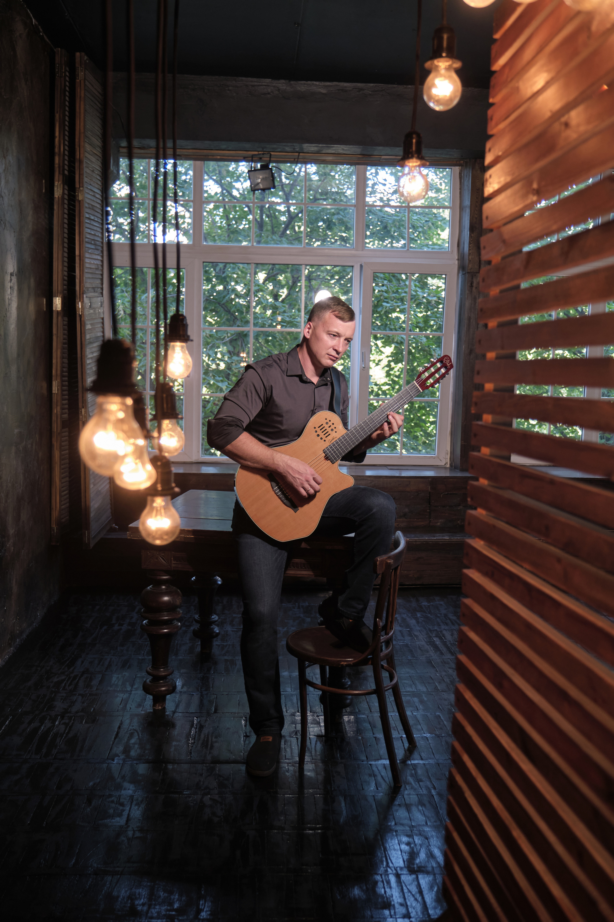 Фотосессия с гитарой в студии