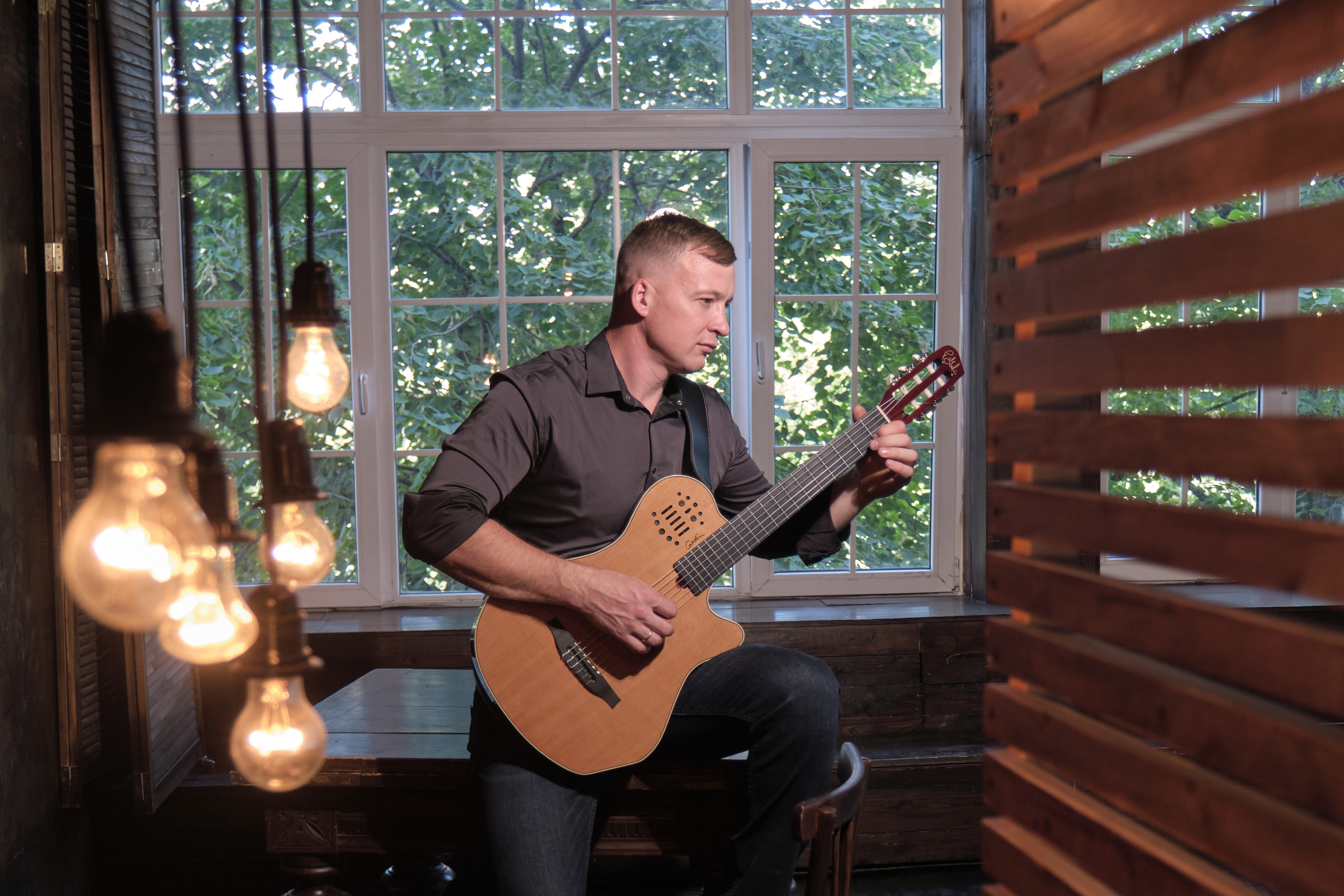 Фотосессия с гитарой в студии