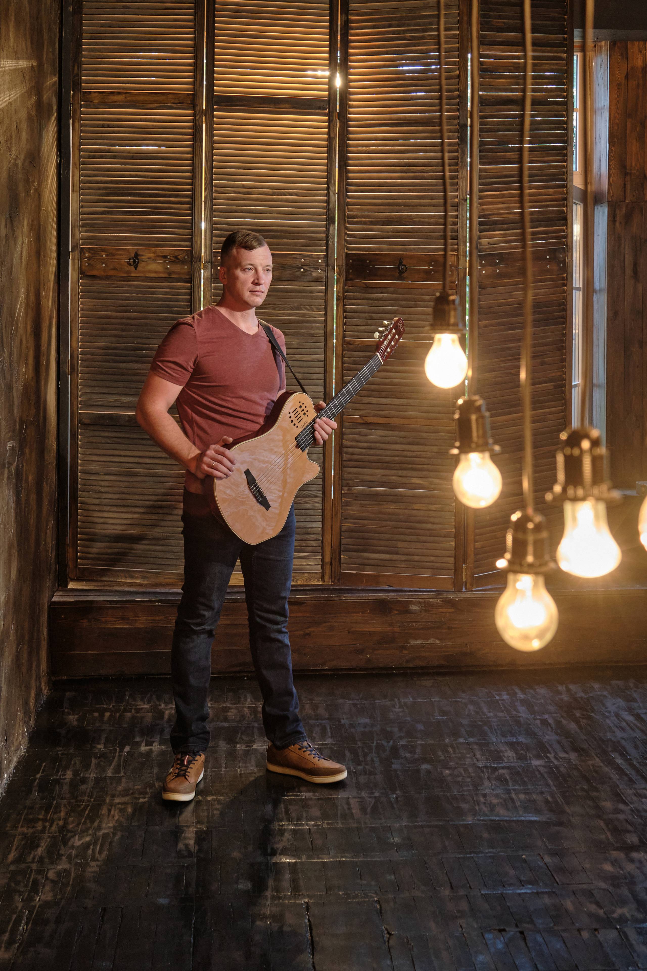 Фотосессия с гитарой в студии