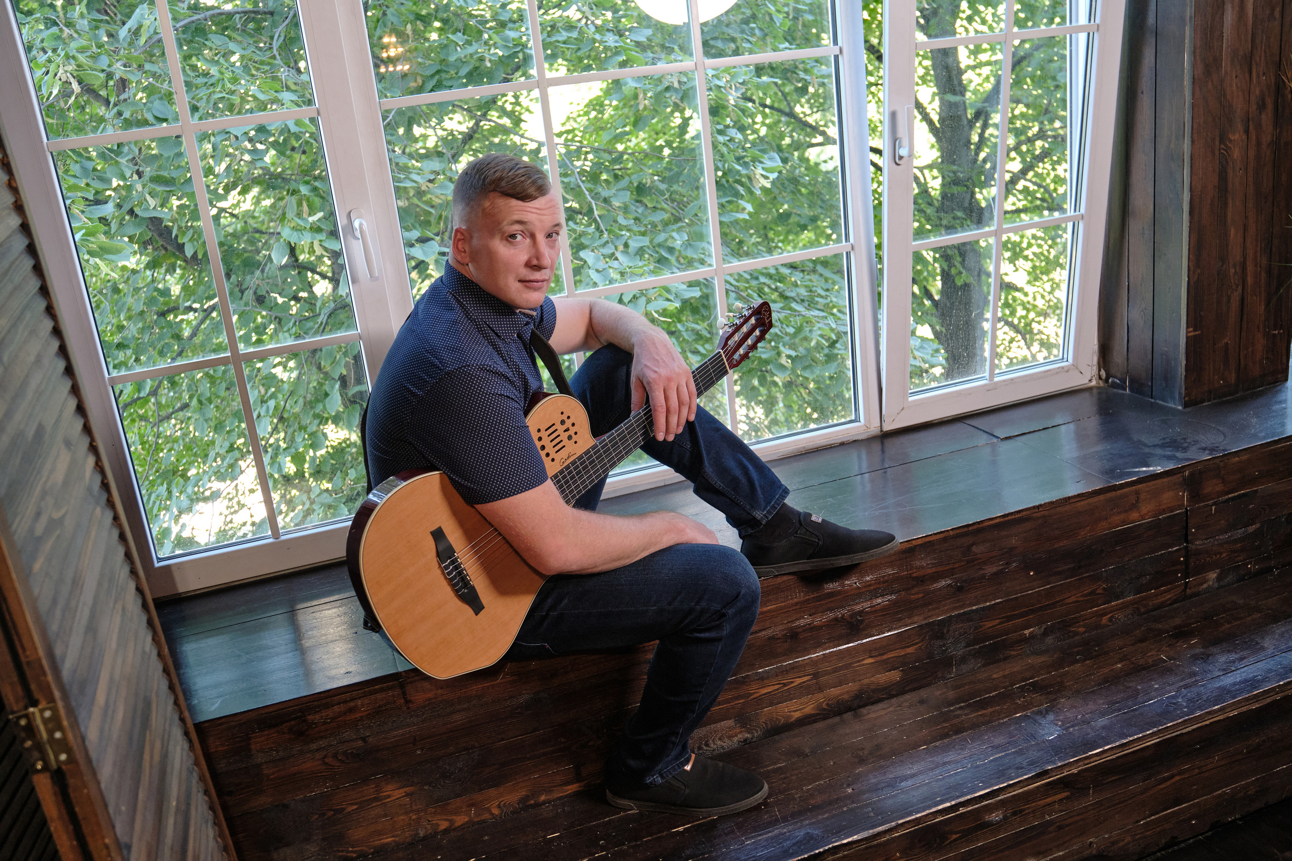 Фотосессия с гитарой в студии