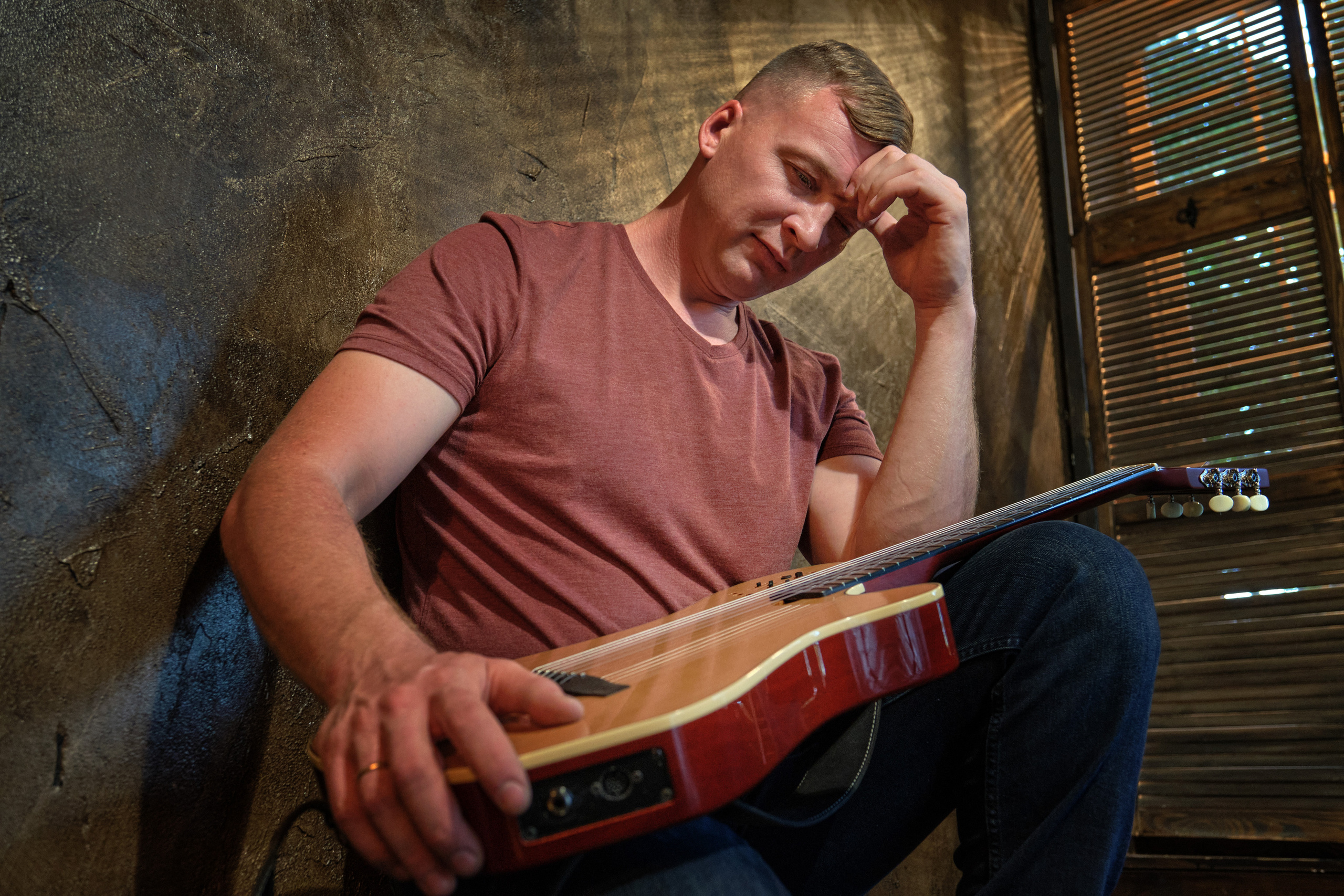 Фотосессия с гитарой в студии