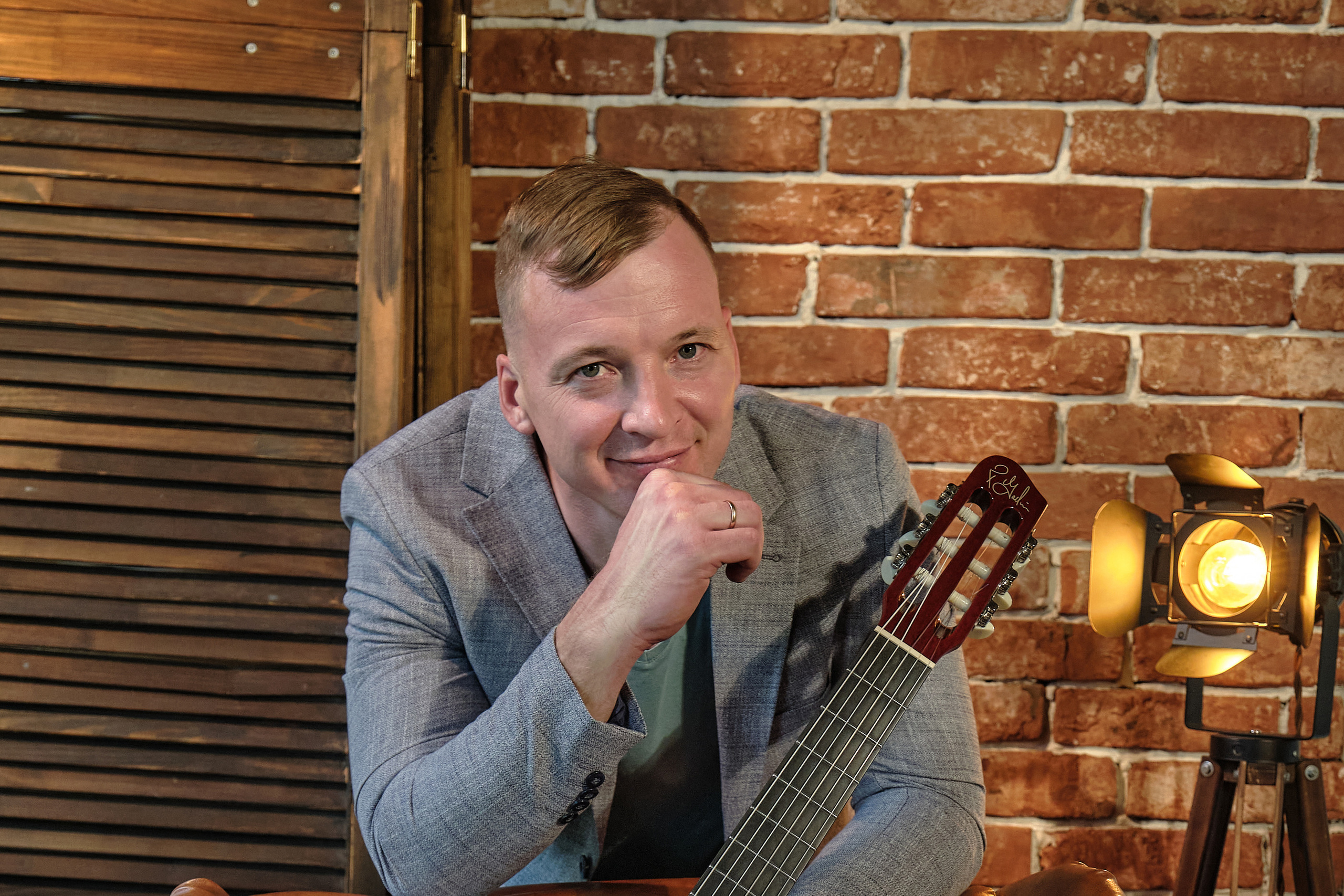 Фотосессия с гитарой в студии