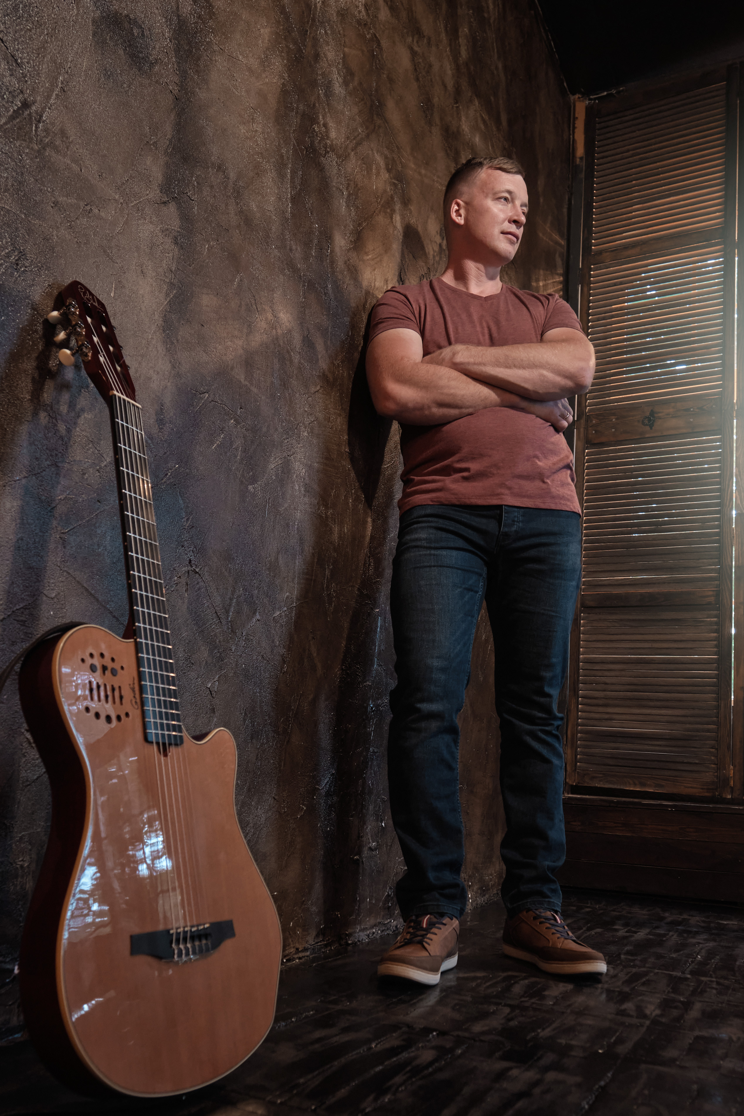 Фотосессия с гитарой в студии