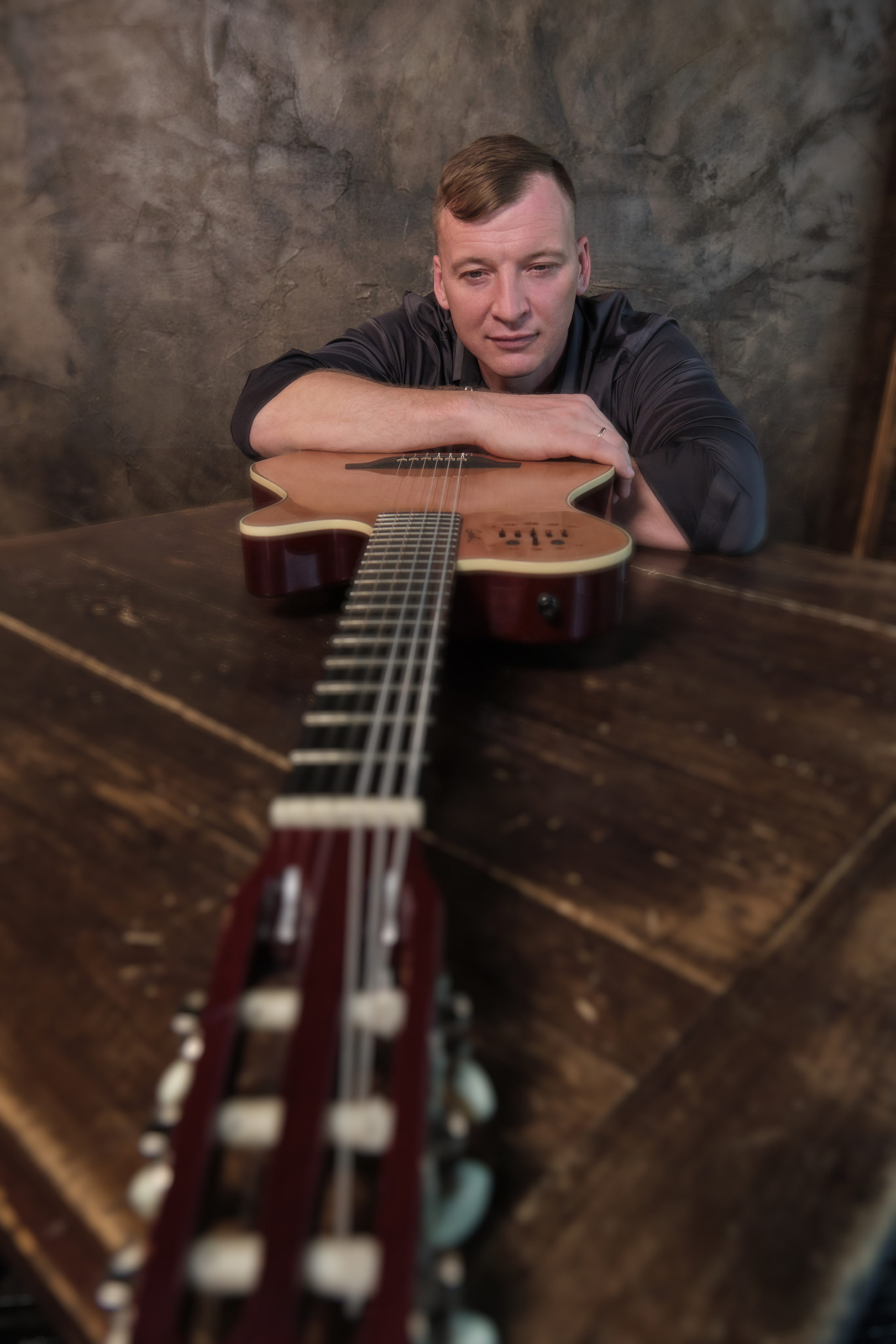 Фотосессия с гитарой в студии