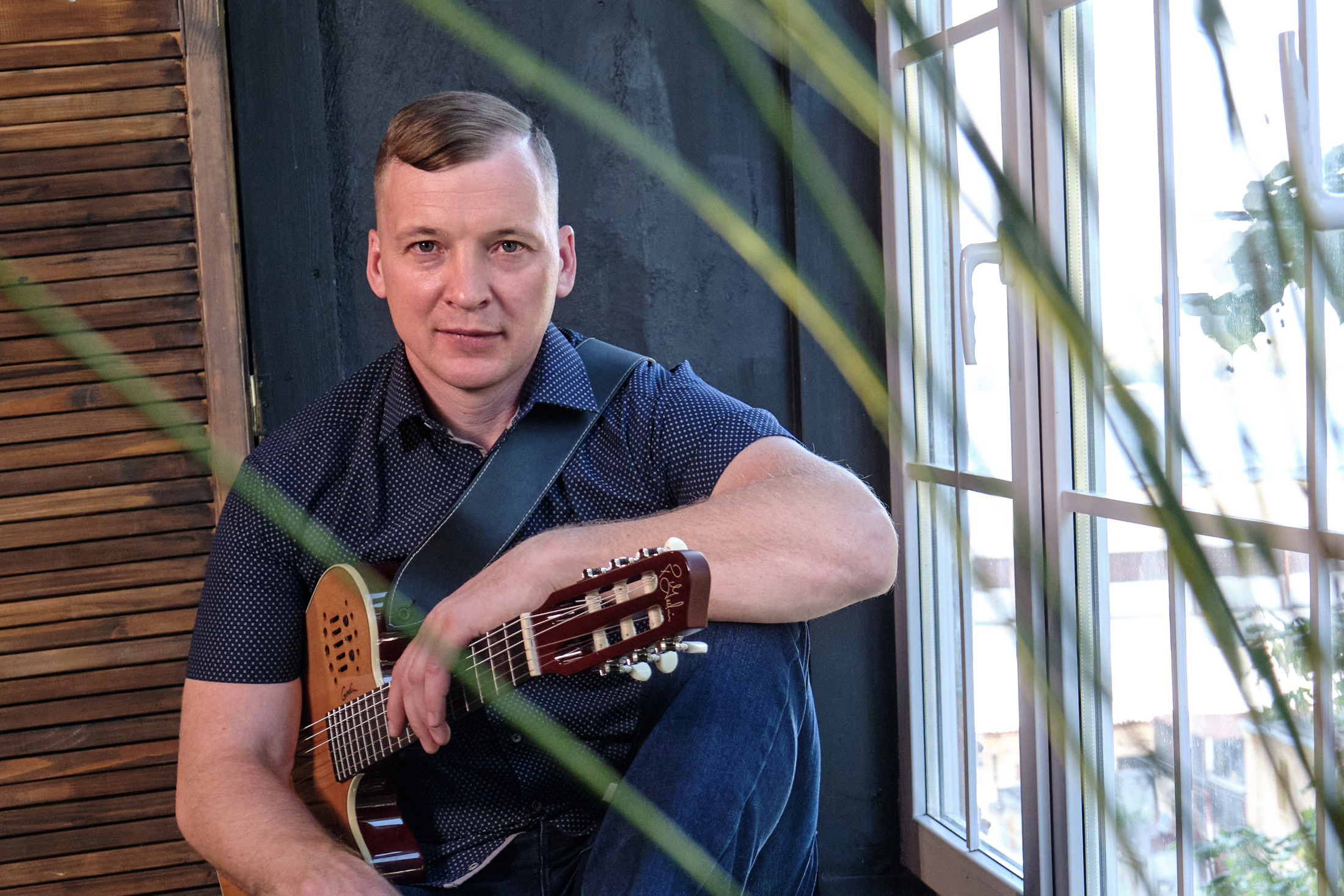 Фотосессия с гитарой в студии