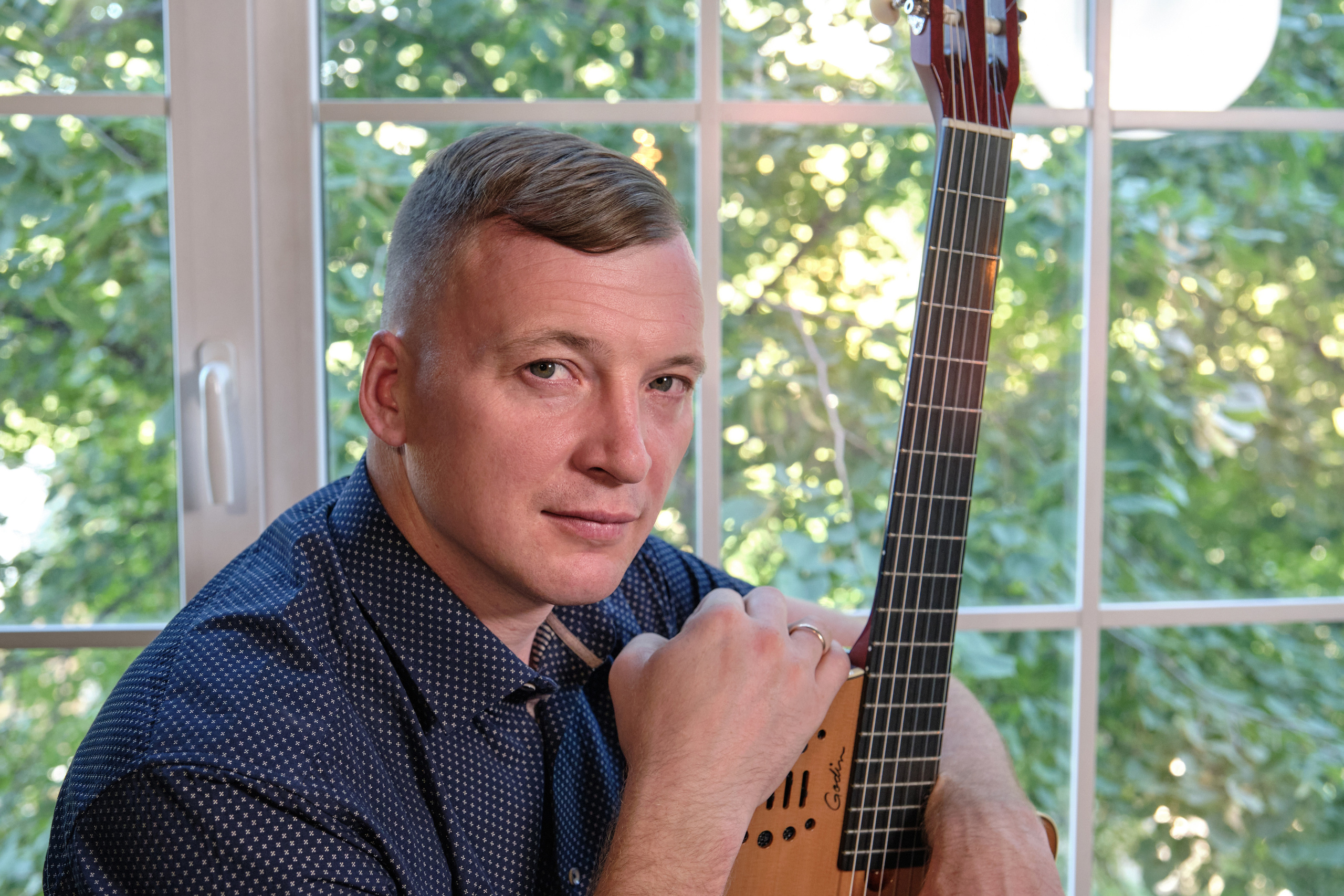 Фотосессия с гитарой в студии