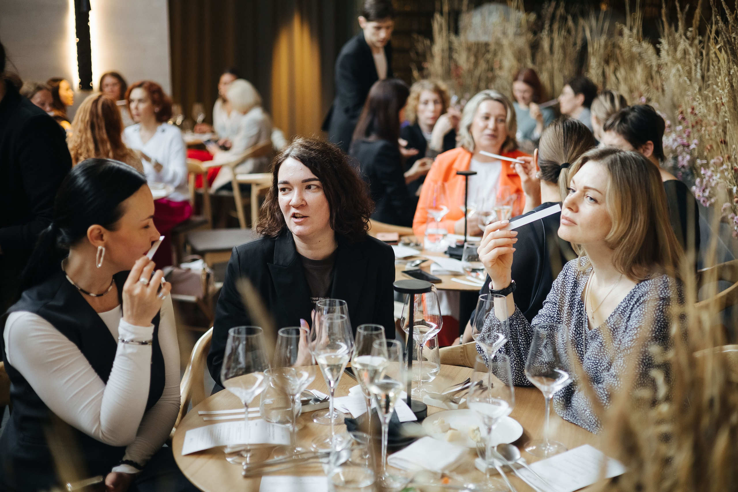 Презентация открытия магазина женской одежды GLVR в ресторане Fresco. Фотограф в Красноярске Надежда Воскресенская