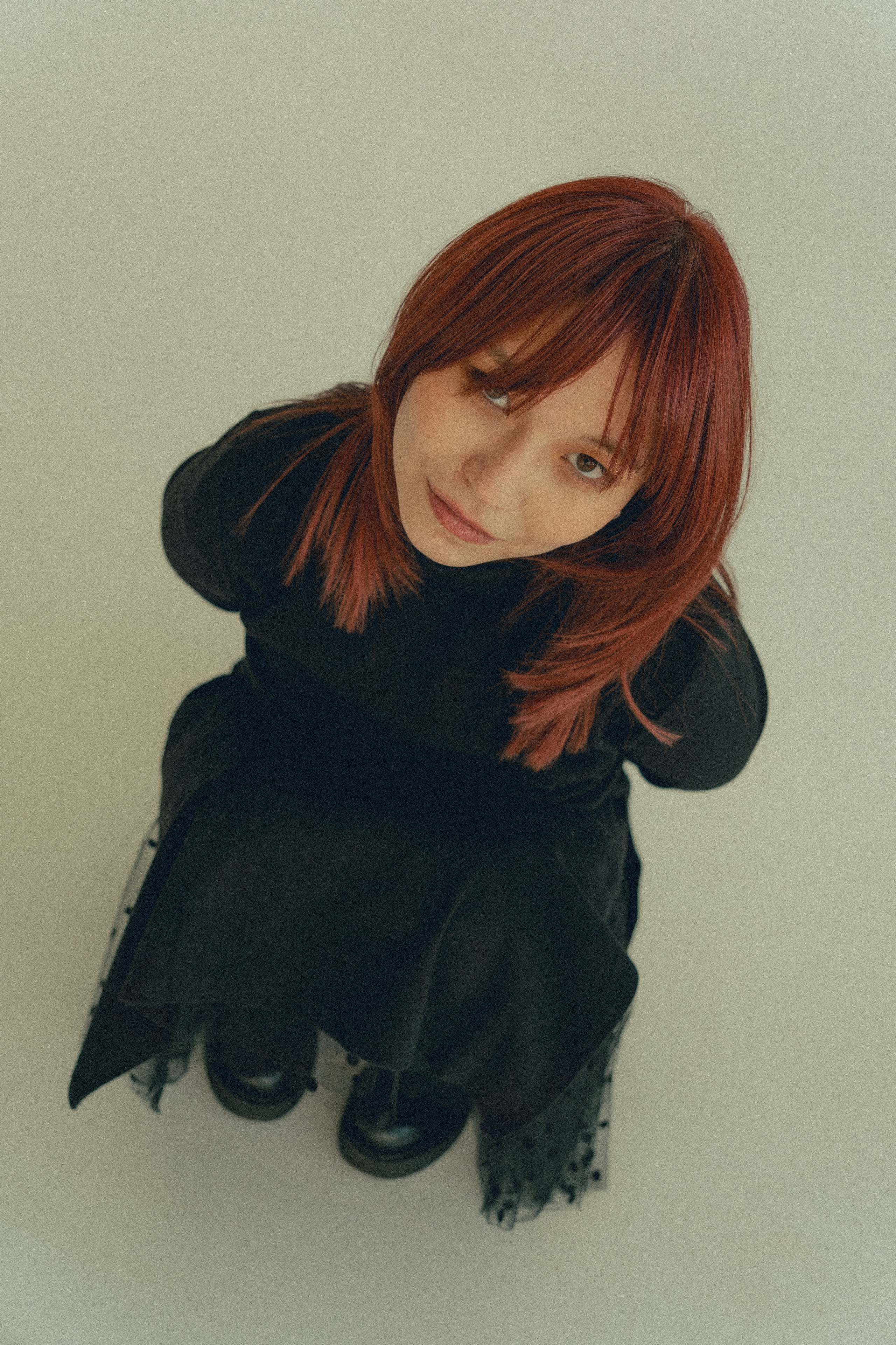 студийный портрет девушки в черном платье